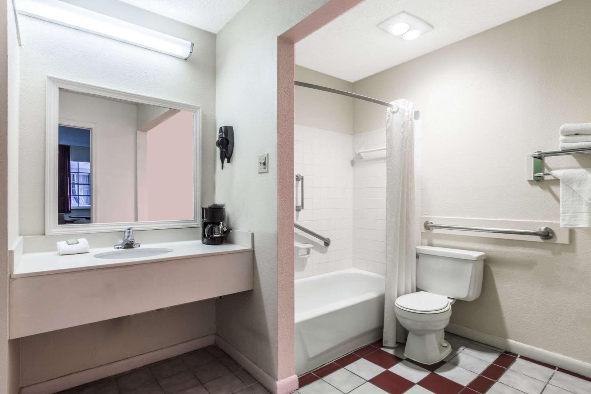 Super 8 by Wyndham New Orleans gallery photo in New Orleans, LA — image 26