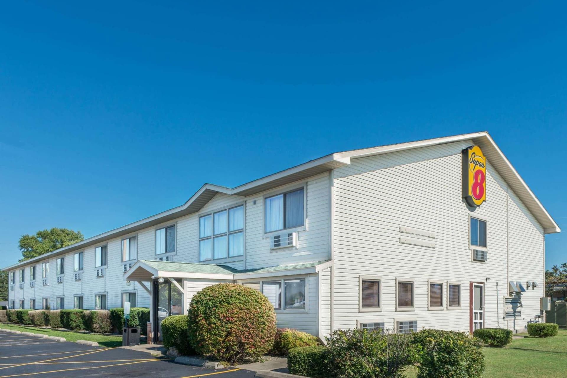 Super 8 by Wyndham Du Quoin featured exterior or lobby in Du Quoin, IL — similar hotel