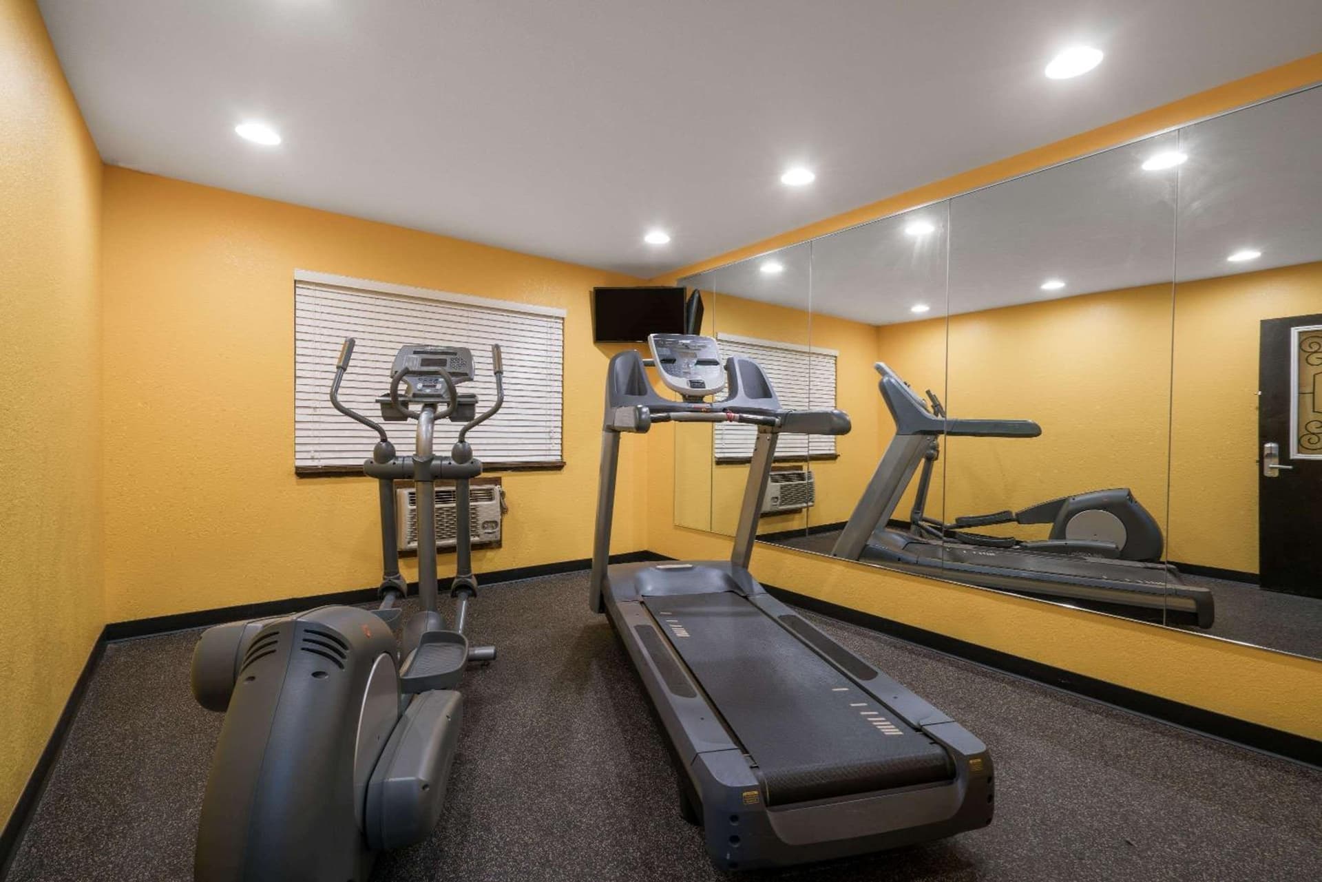 Super 8 by Wyndham Rochester Mayo Clinic Area property views in Rochester, MN — gallery photo 3