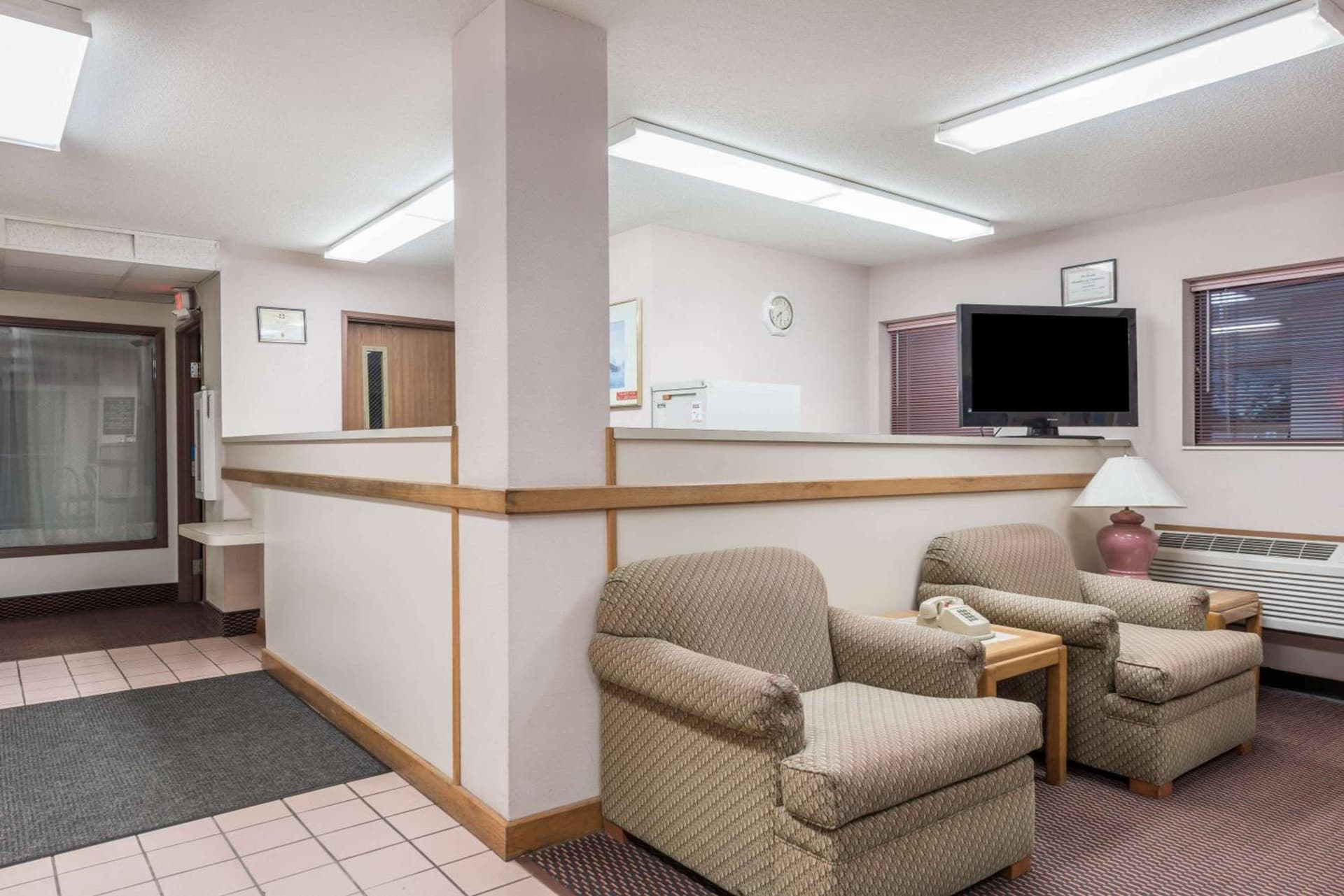 Super 8 by Wyndham Du Quoin interior in Du Quoin, IL — gallery photo 2
