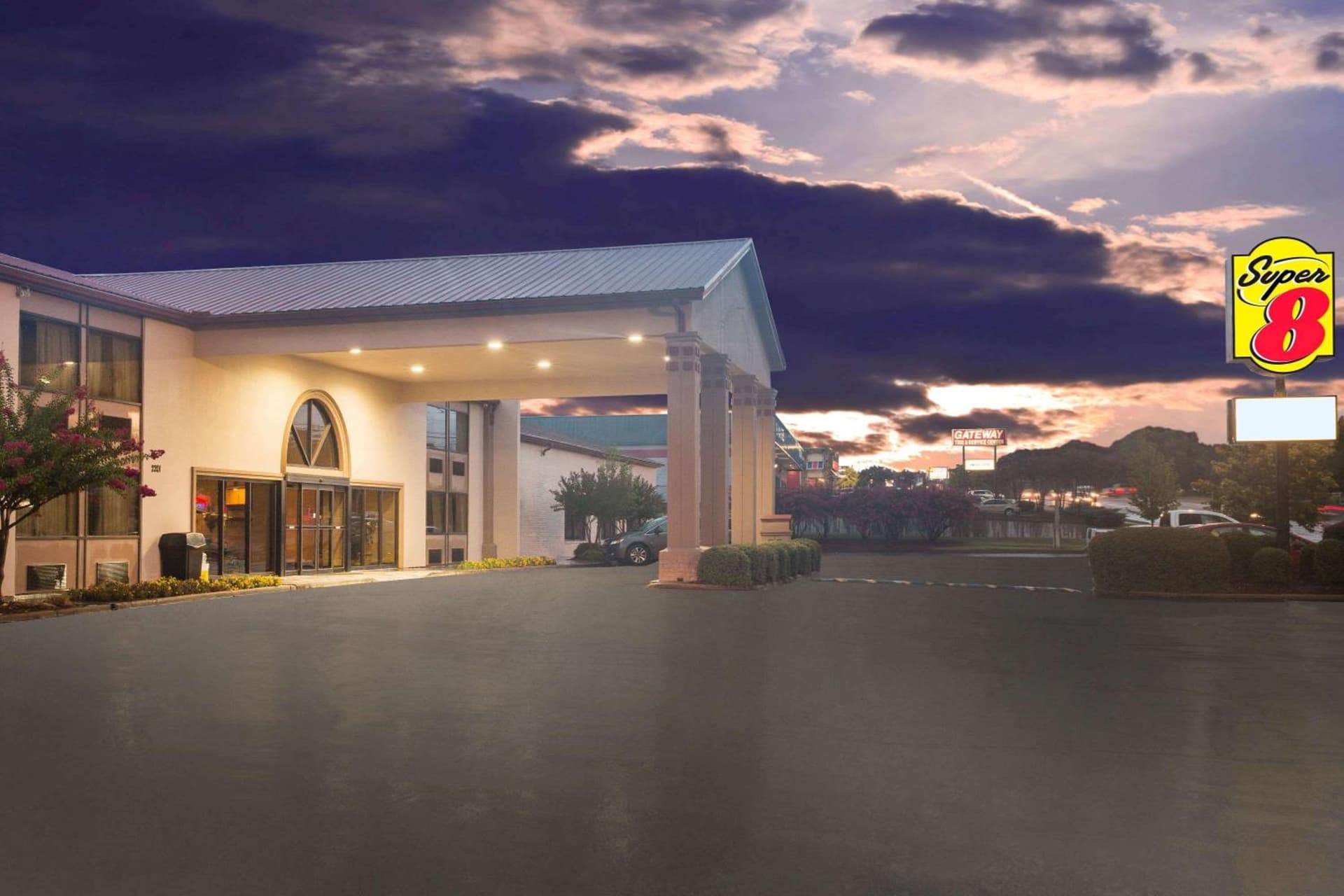 Super 8 by Wyndham Oxford MS University Area featured exterior or lobby in Oxford, MS — similar hotel