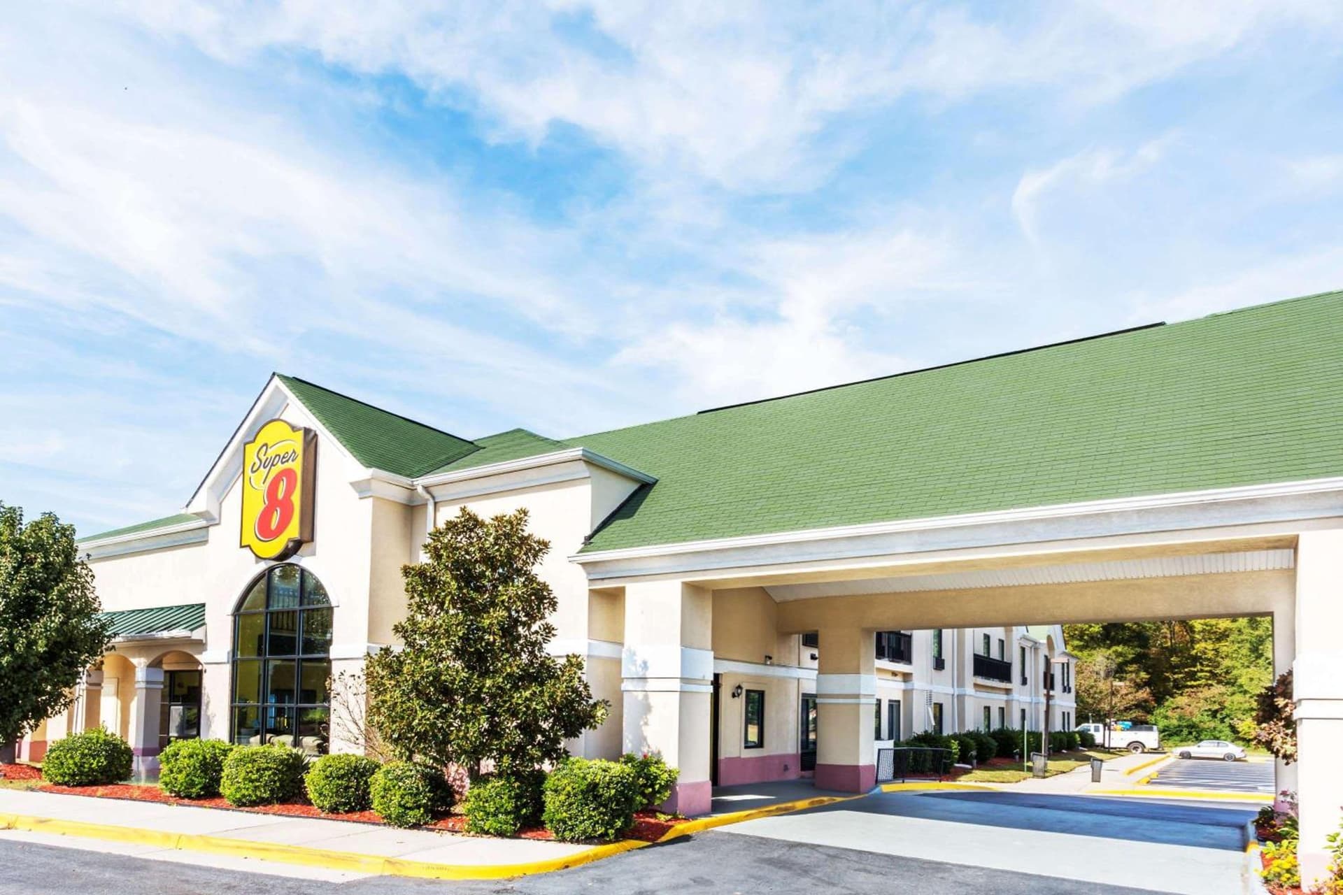 Super 8 by Wyndham Hull Street Midlothian Richmond Area interior in Midlothian, VA — gallery photo 2