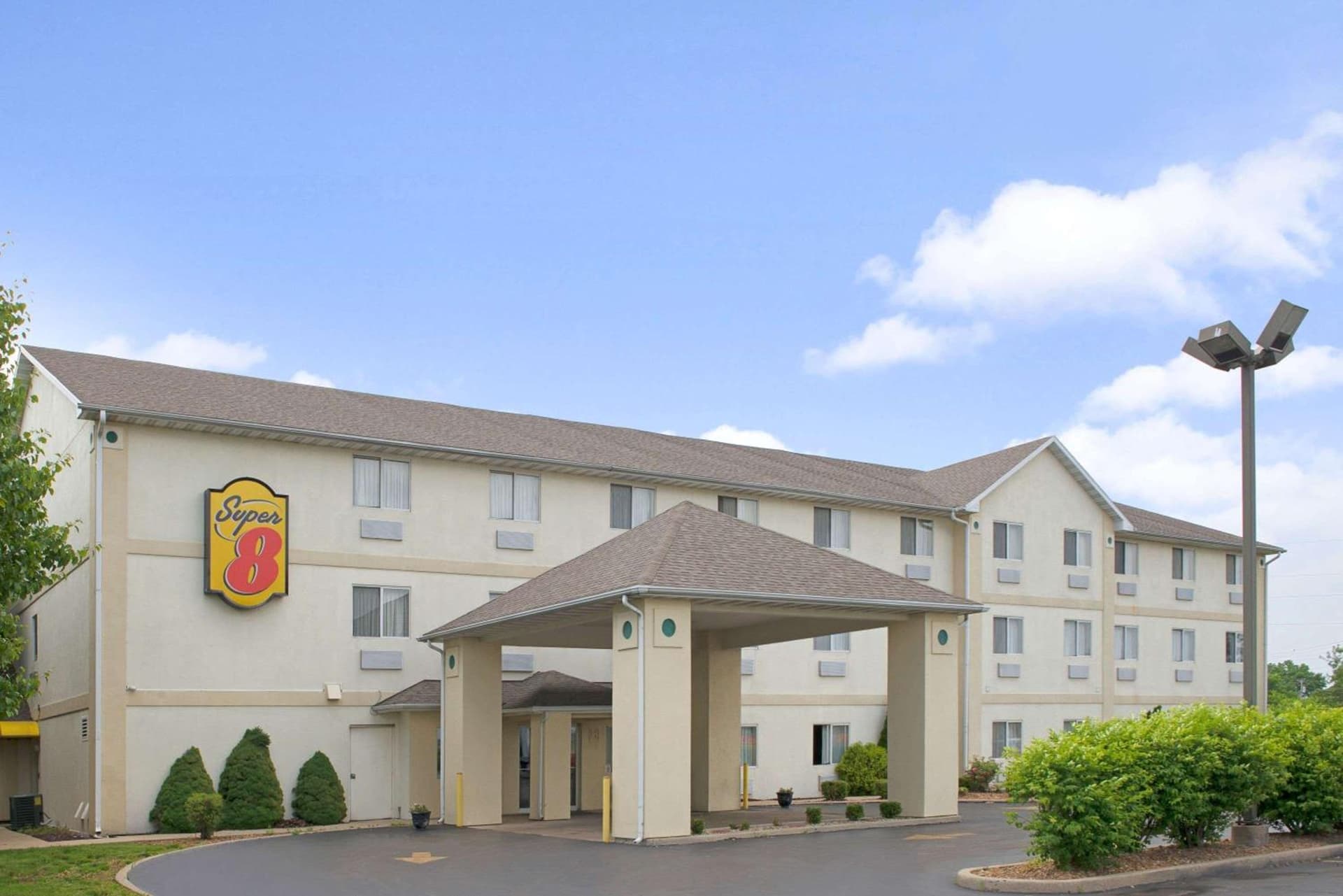 Super 8 by Wyndham Pontoon Beach IL/St. Louis MO Area featured exterior or lobby in Pontoon Beach, IL — similar hotel