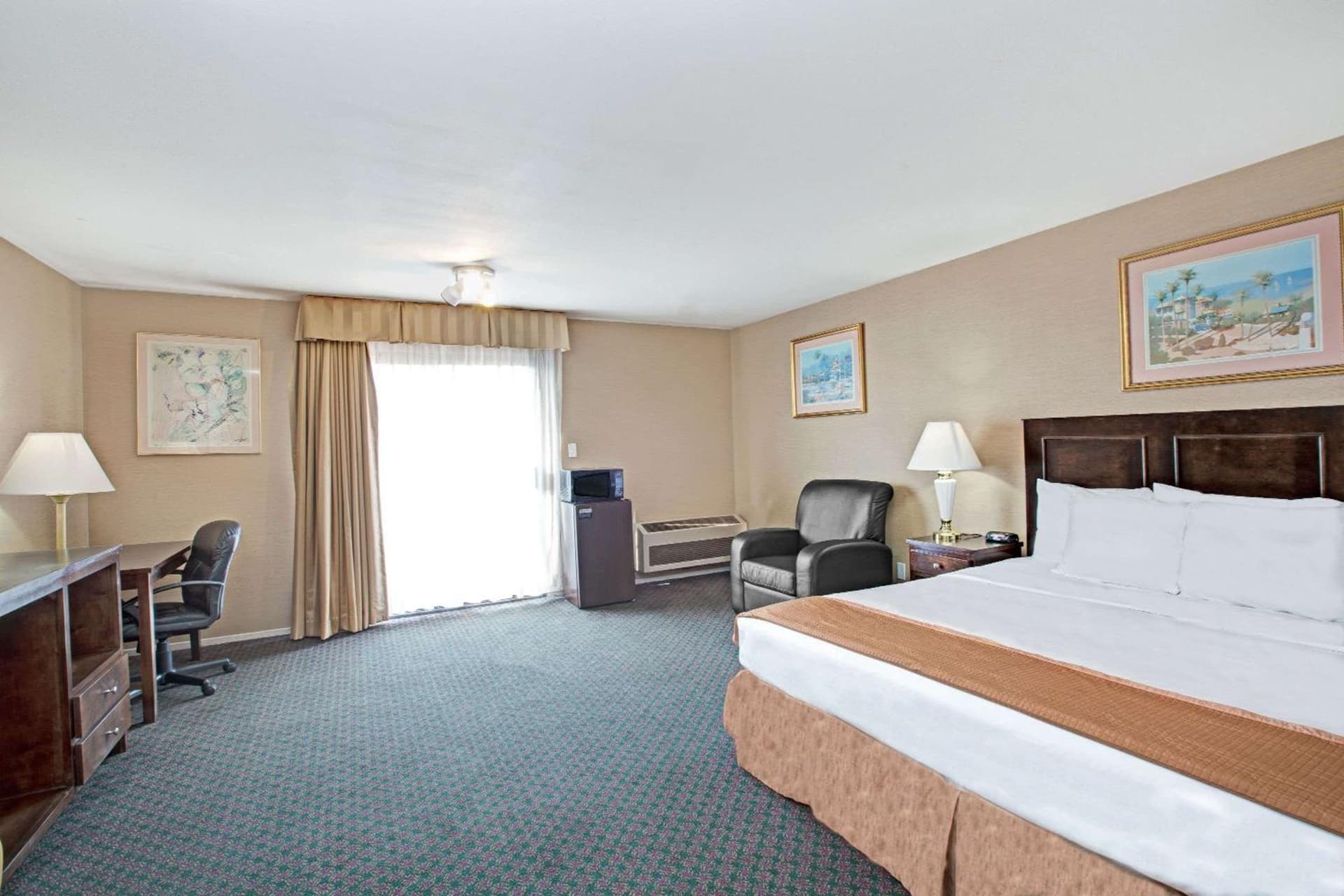 Howard Johnson by Wyndham Torrance property views in Torrance, CA — gallery photo 3