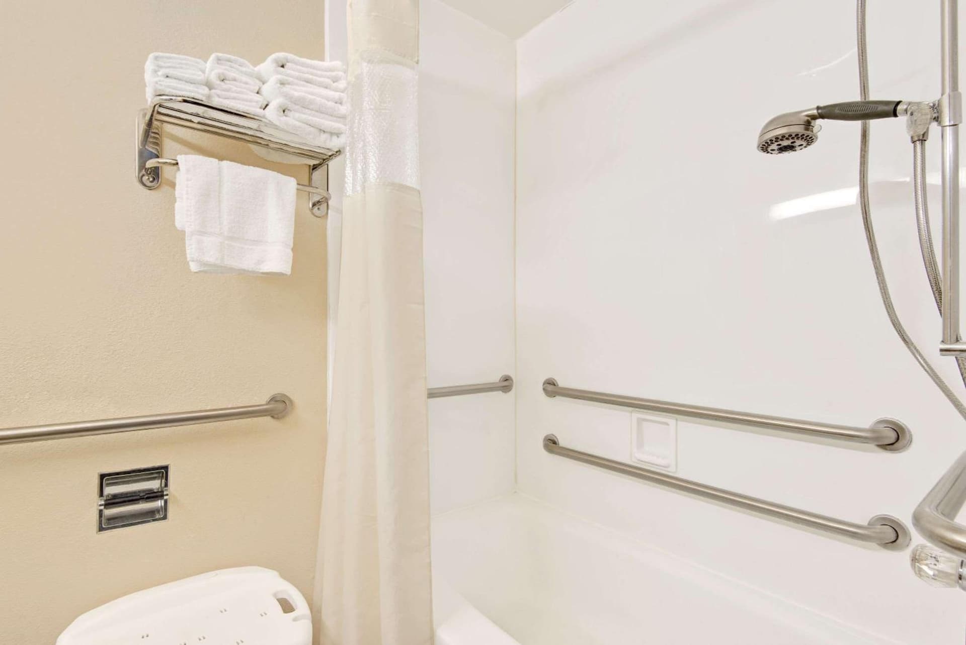 Days Inn by Wyndham Washington interior in Washington, PA — gallery photo 2