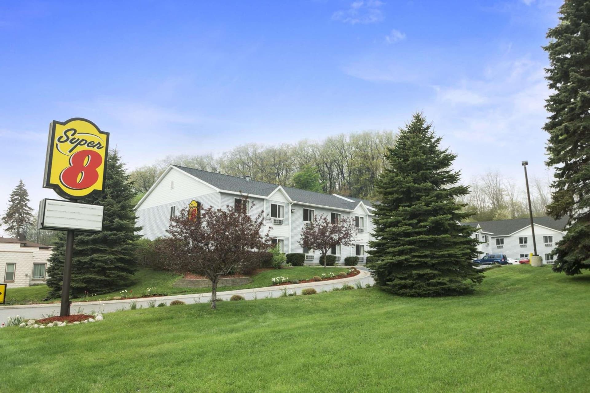 Super 8 by Wyndham Manistee interior in Manistee, MI — gallery photo 2