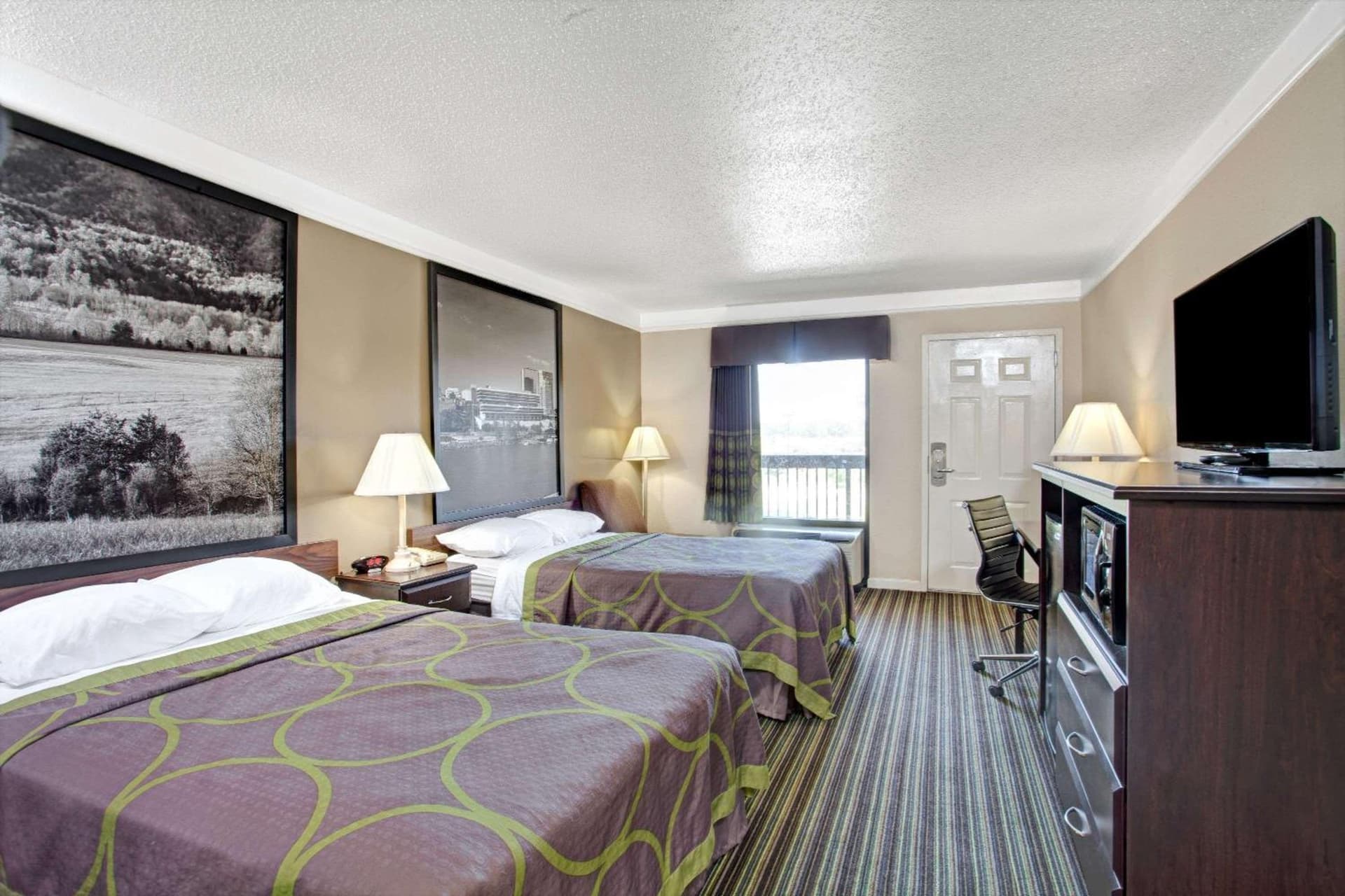 Super 8 by Wyndham Knoxville East gallery photo in Knoxville, TN — image 4