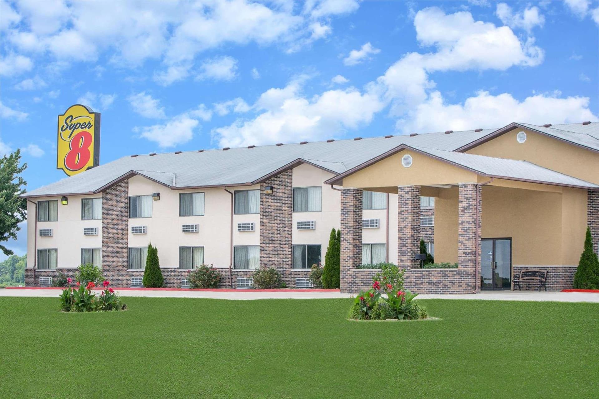 Super 8 by Wyndham Chillicothe interior in Chillicothe, MO — gallery photo 2