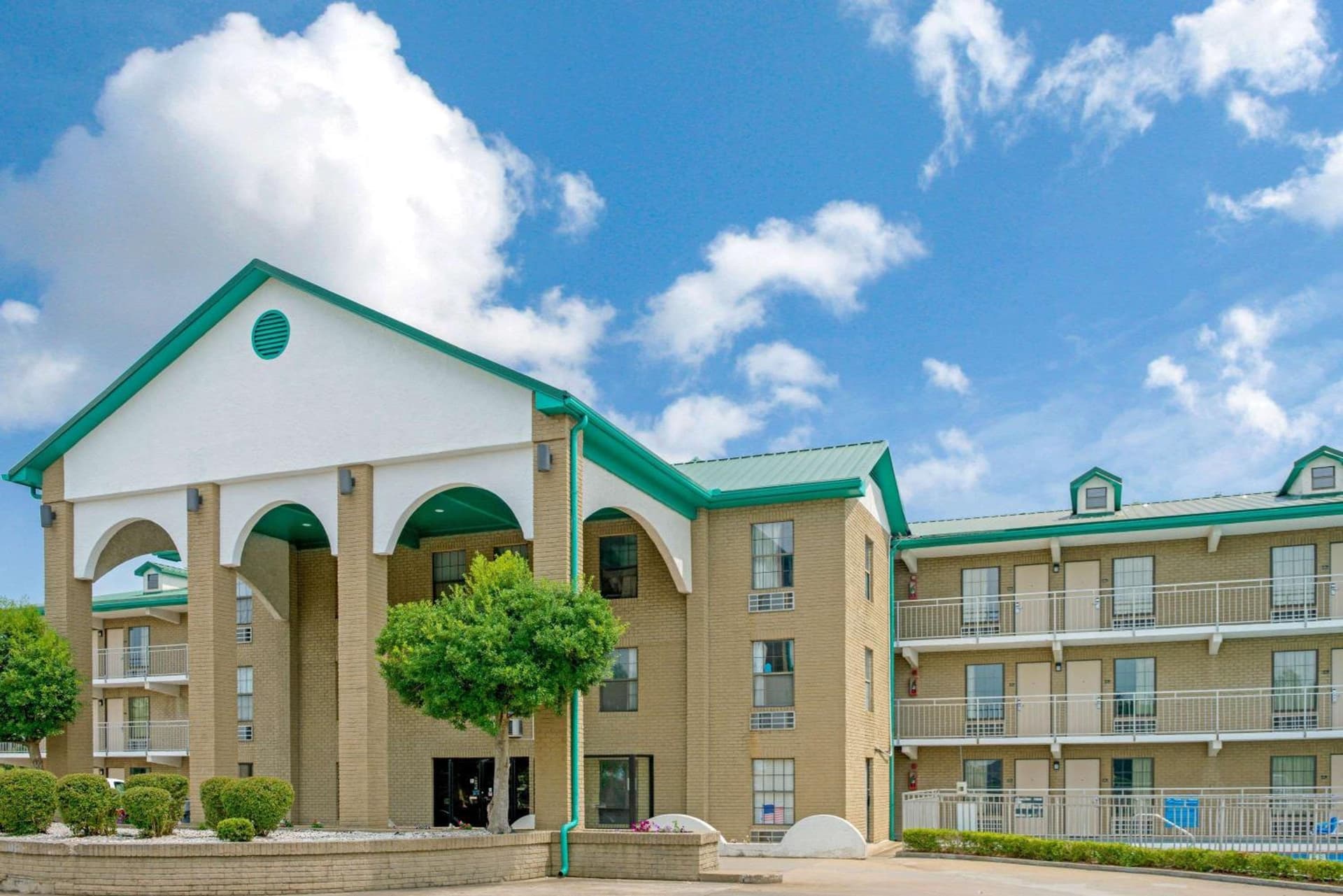 Super 8 by Wyndham Lakeland featured exterior or lobby in Lakeland, TN — similar hotel