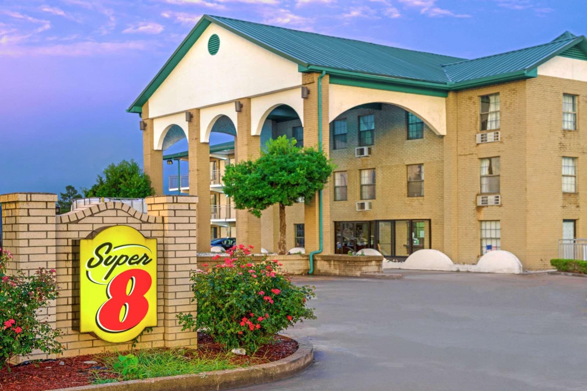Super 8 by Wyndham Lakeland interior in Lakeland, TN — gallery photo 2