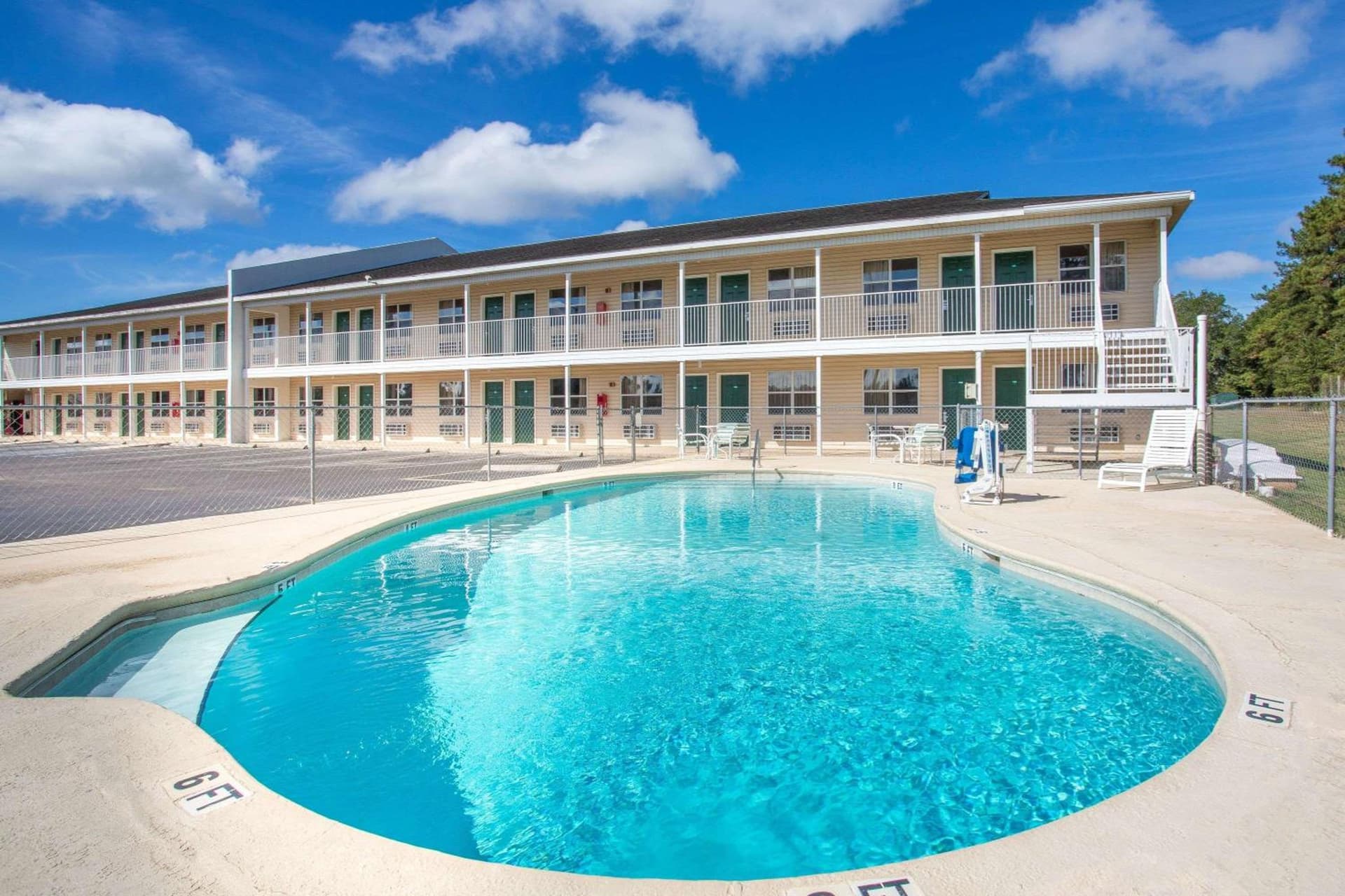 Super 8 by Wyndham Monticello property views in Monticello, FL — gallery photo 3