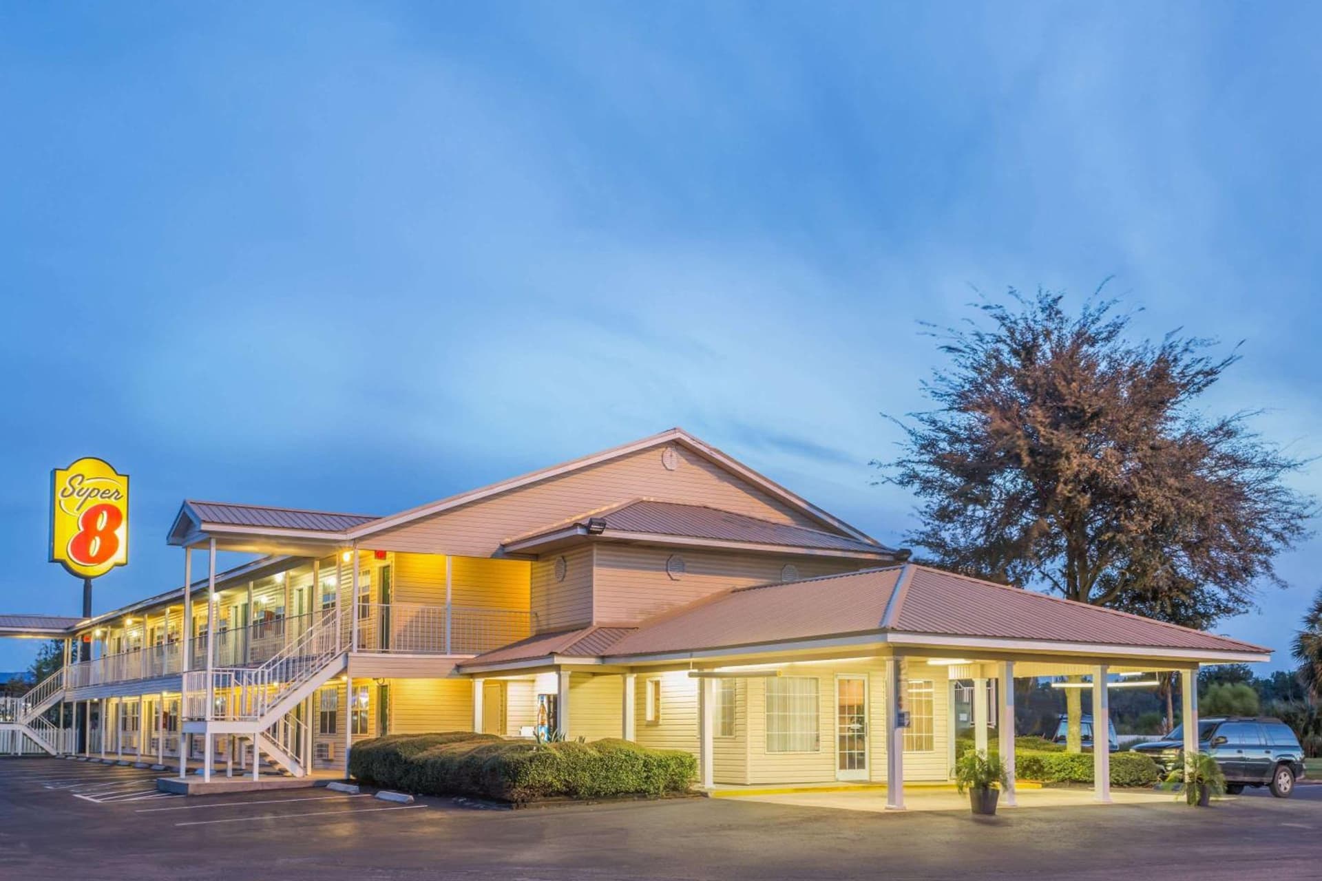 Super 8 by Wyndham Madison interior in Madison, FL — gallery photo 2