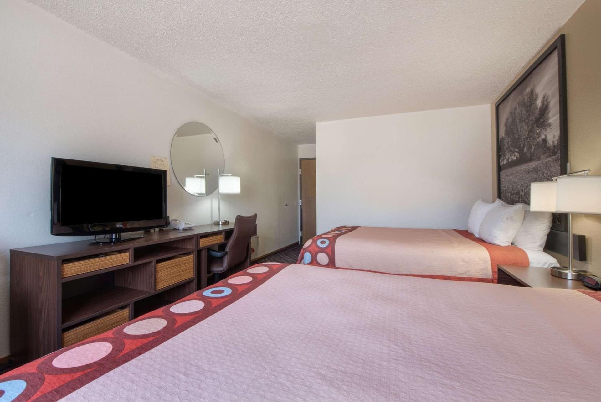 Super 8 by Wyndham College Station property views in College Station, TX — gallery photo 3