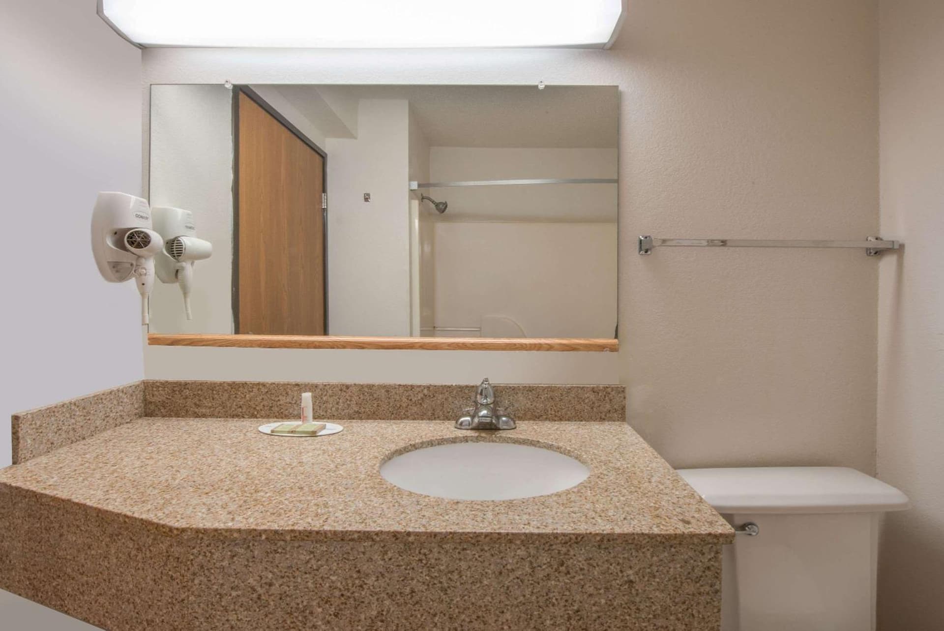 Super 8 by Wyndham College Station gallery photo in College Station, TX — image 12