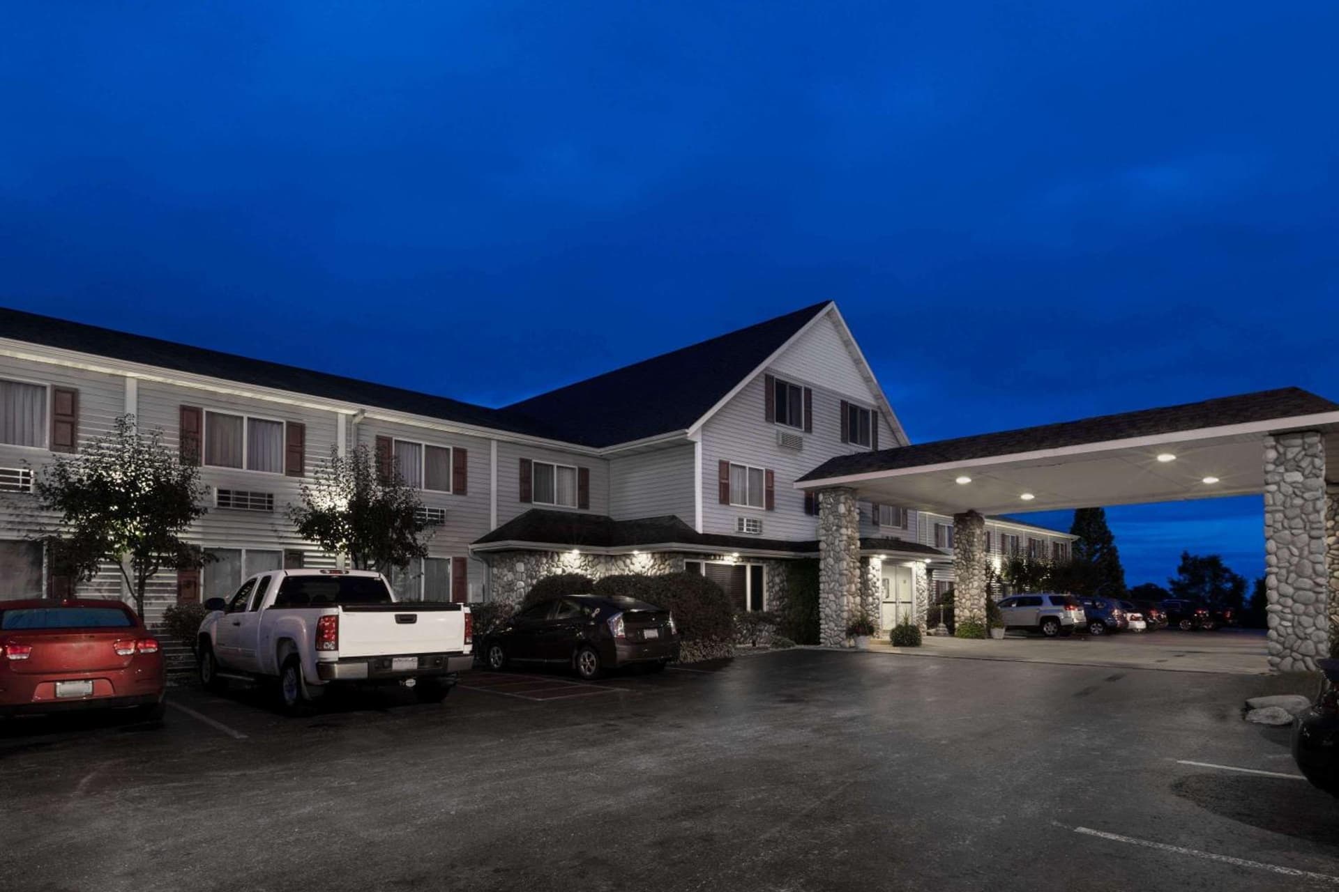 Super 8 by Wyndham St. Ignace interior in Saint Ignace, MI — gallery photo 2