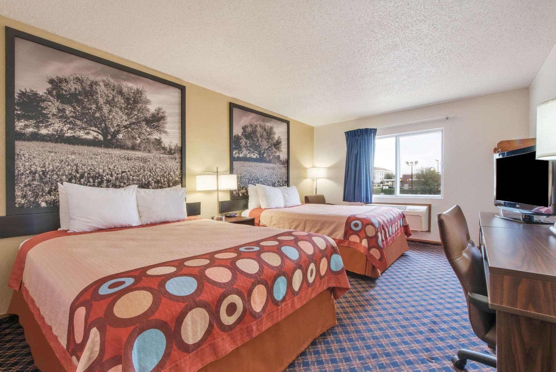 Super 8 by Wyndham College Station gallery photo in College Station, TX — image 27