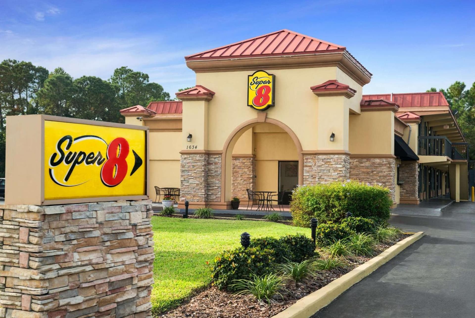 Super 8 by Wyndham Ormond Beach interior in Ormond Beach, FL — gallery photo 2