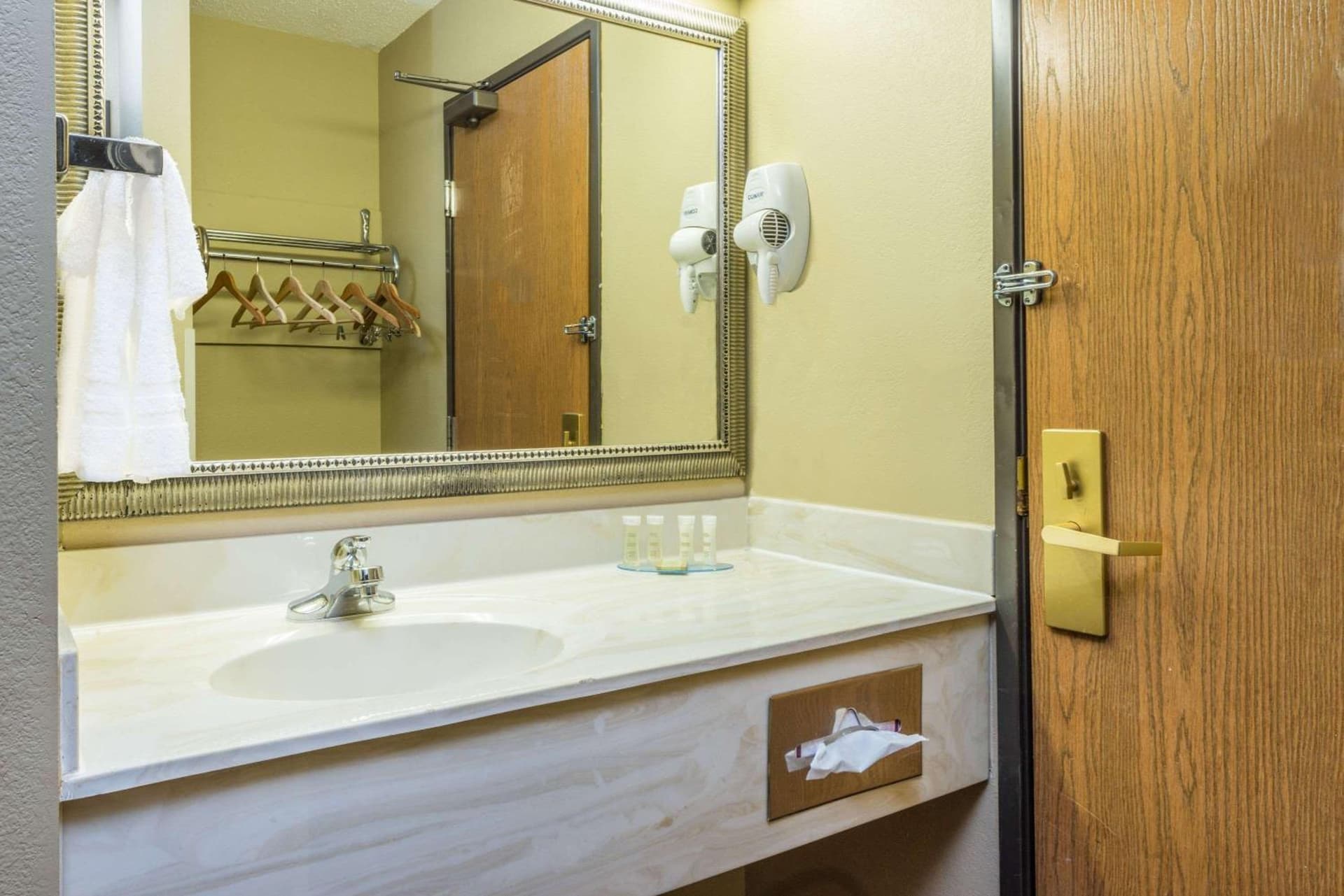 Super 8 by Wyndham Troy IL/St. Louis Area gallery photo in Troy, IL — image 13