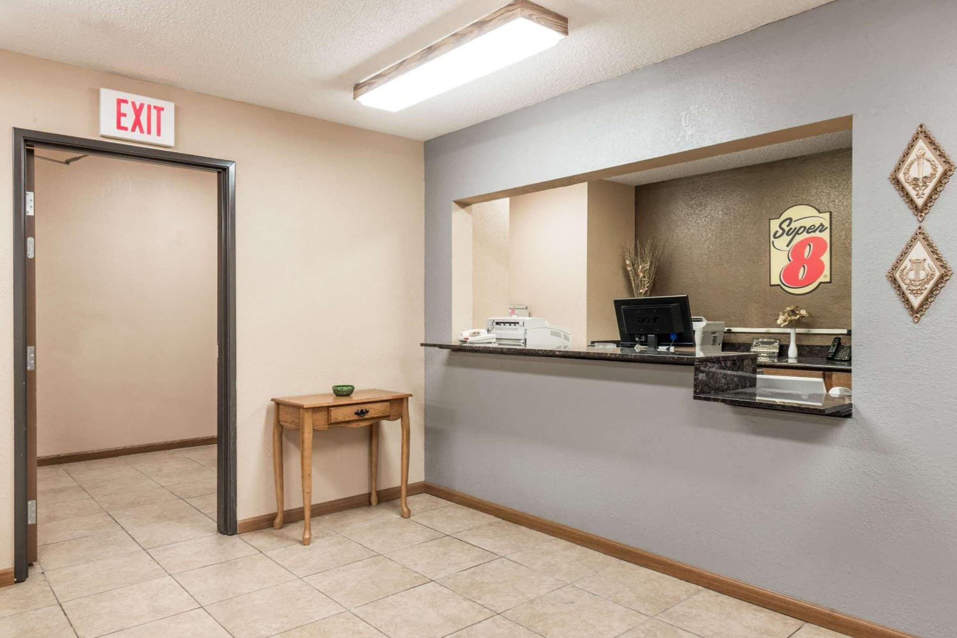 Super 8 by Wyndham Greenville interior in Greenville, IL — gallery photo 2