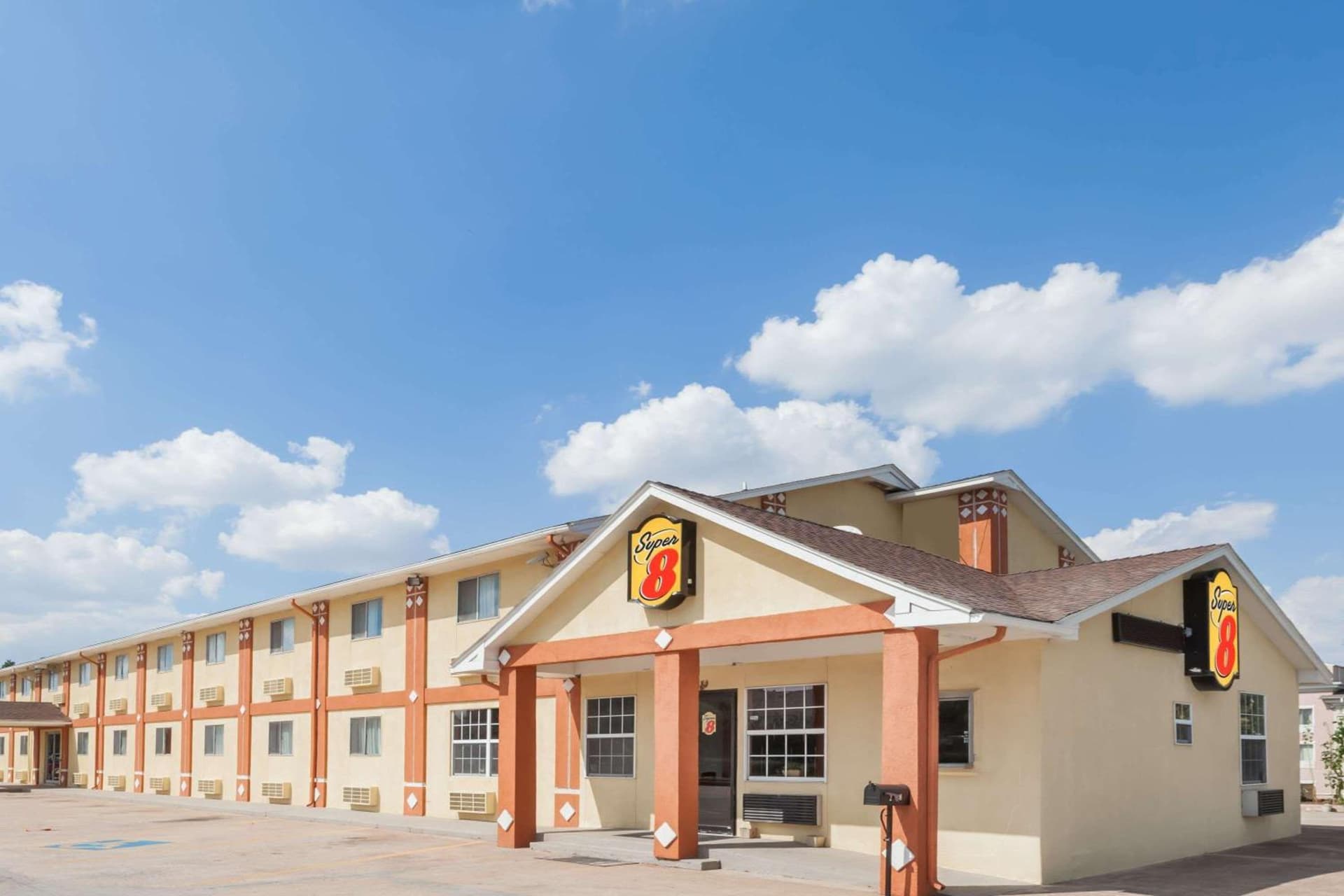 Super 8 by Wyndham Chickasha interior in Chickasha, OK — gallery photo 2