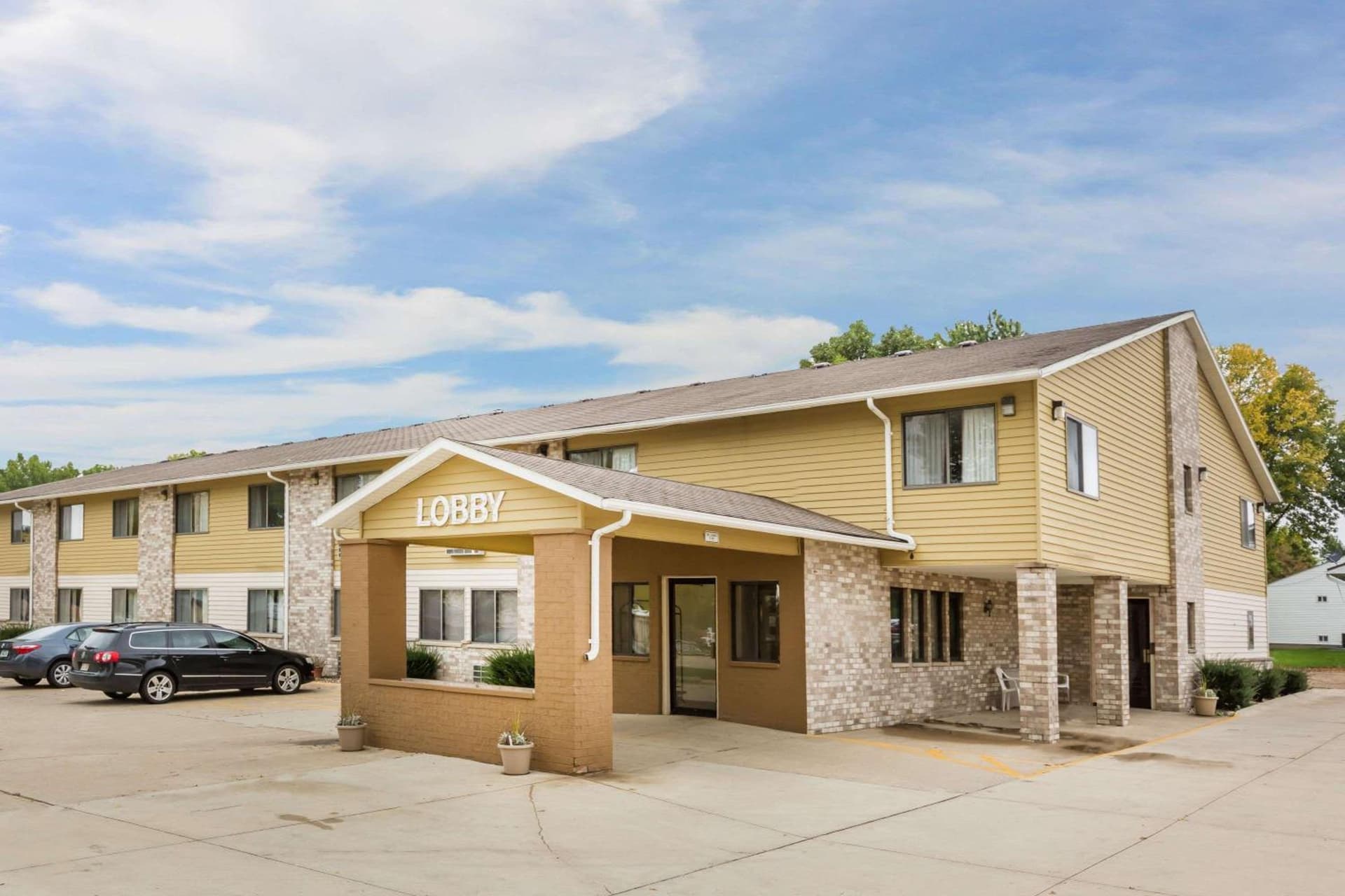 Super 8 by Wyndham Estherville interior in Estherville, IA — gallery photo 2