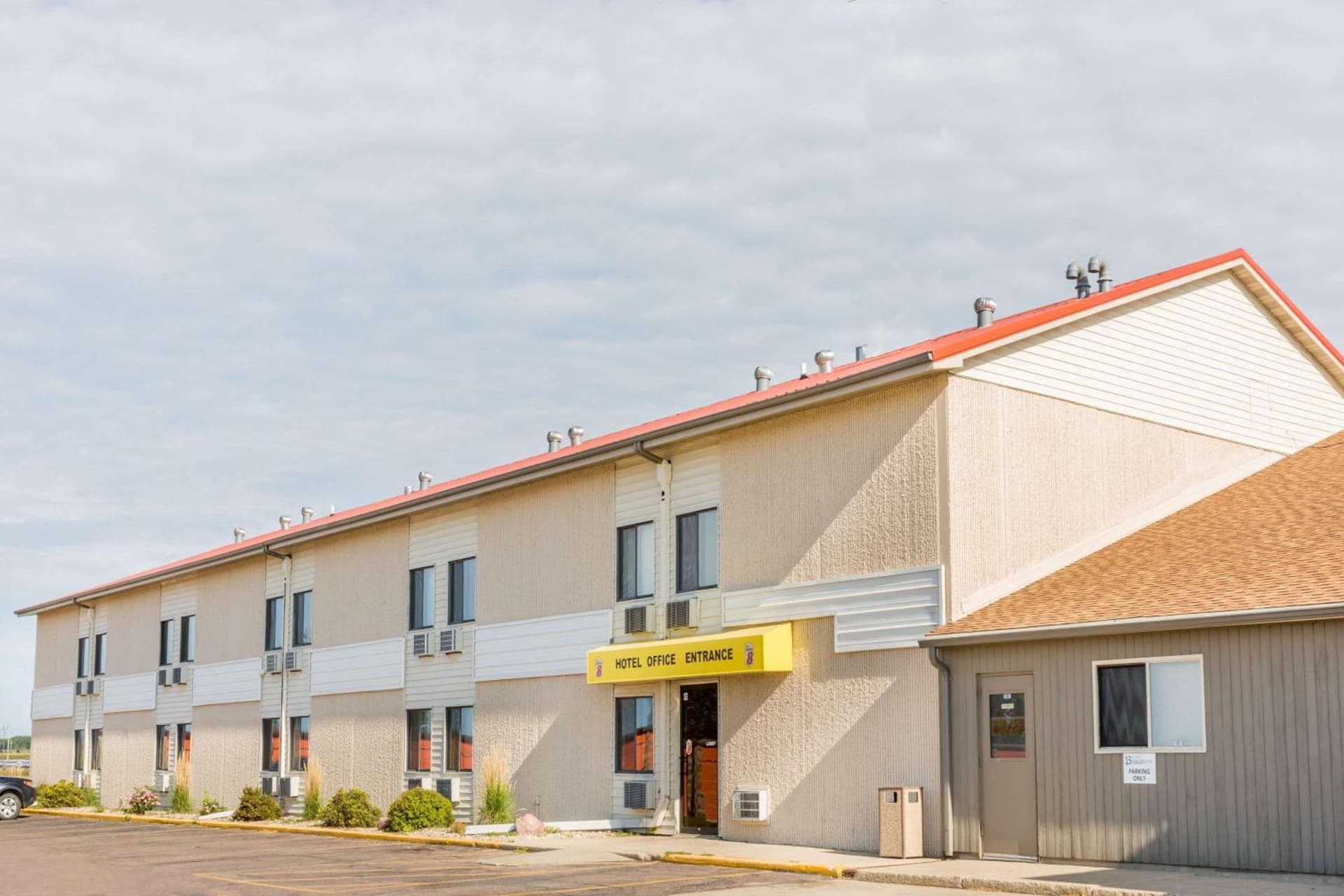Super 8 by Wyndham Luverne interior in Luverne, MN — gallery photo 2