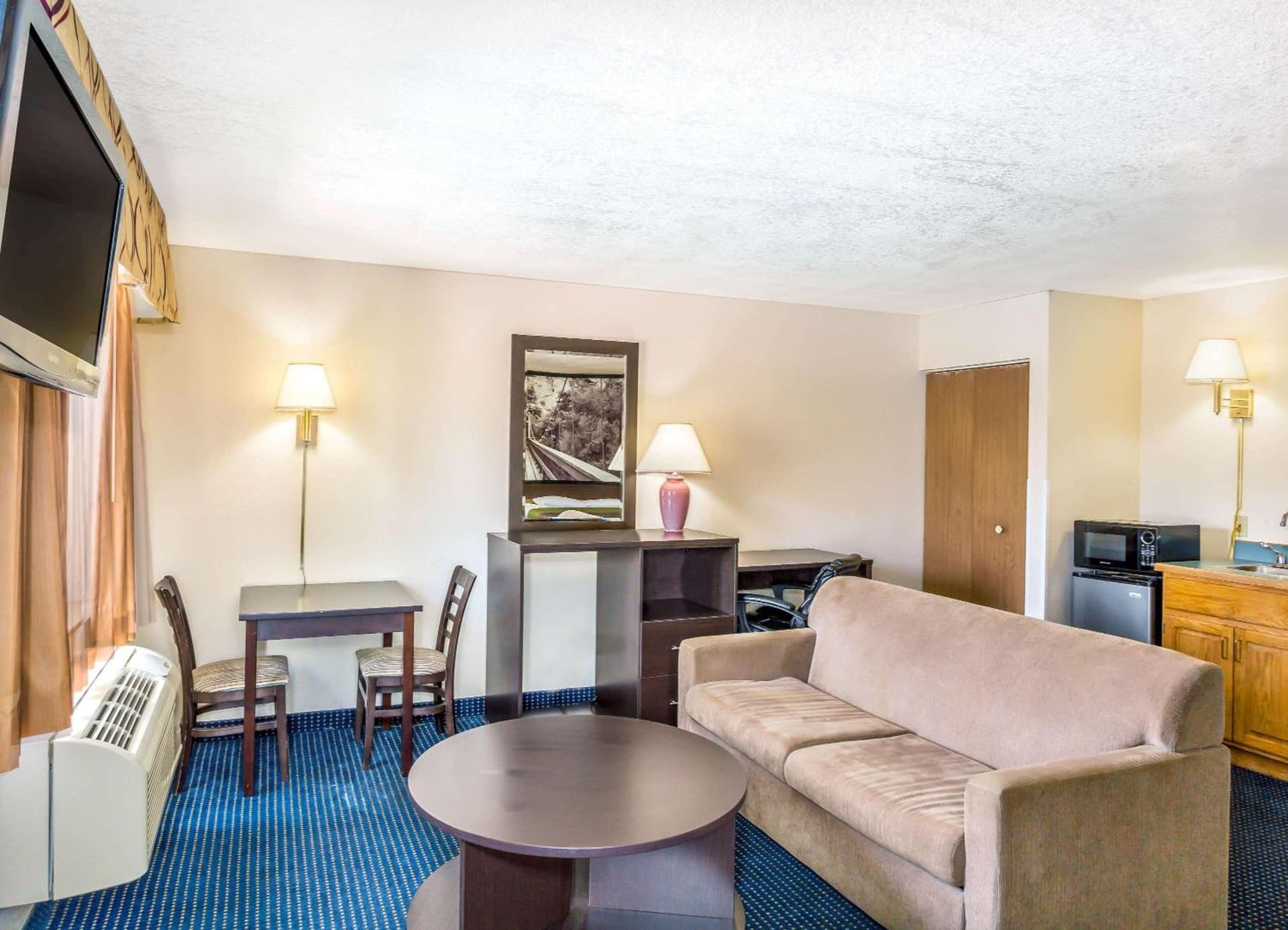 Super 8 by Wyndham Mesa Gilbert gallery photo in Mesa, AZ — image 8