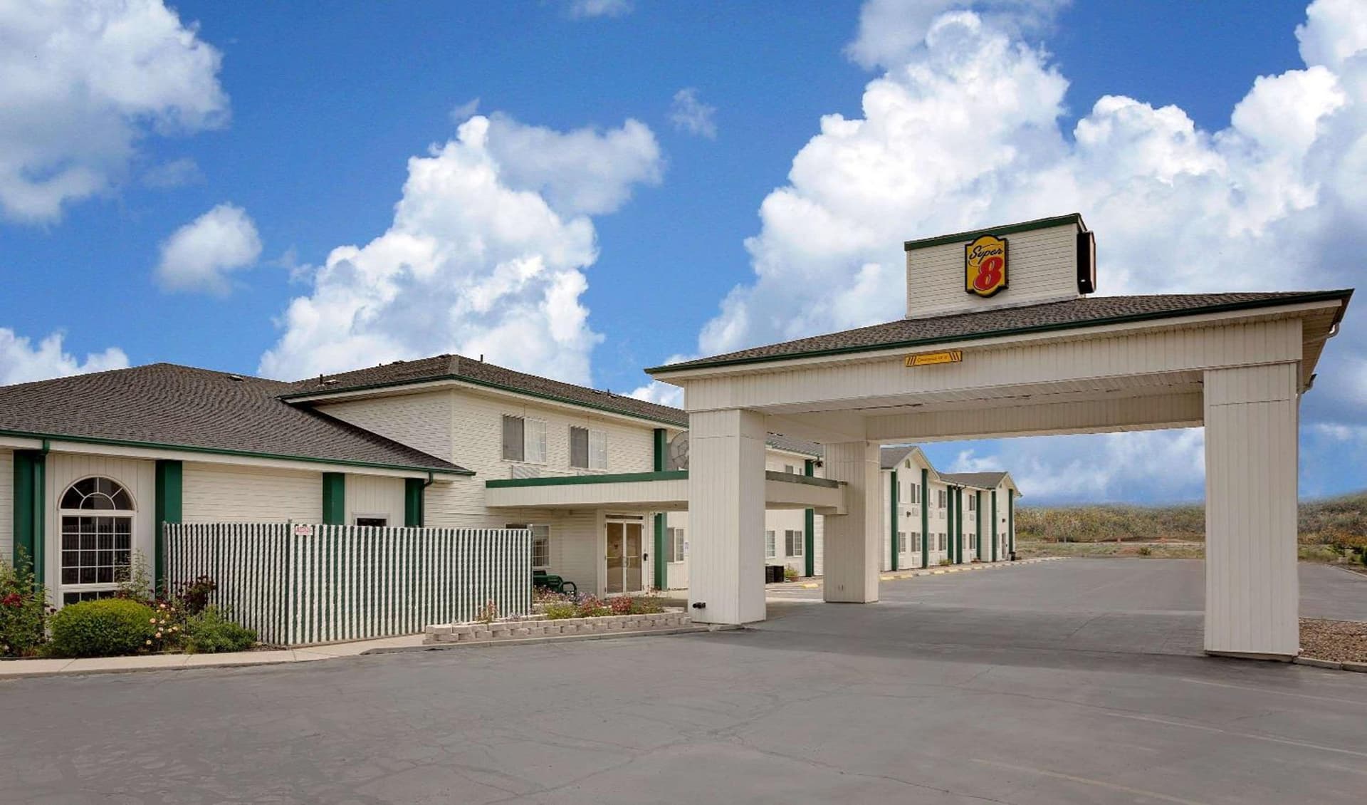 Super 8 by Wyndham Battle Mountain interior in Battle Mountain, NV — gallery photo 2