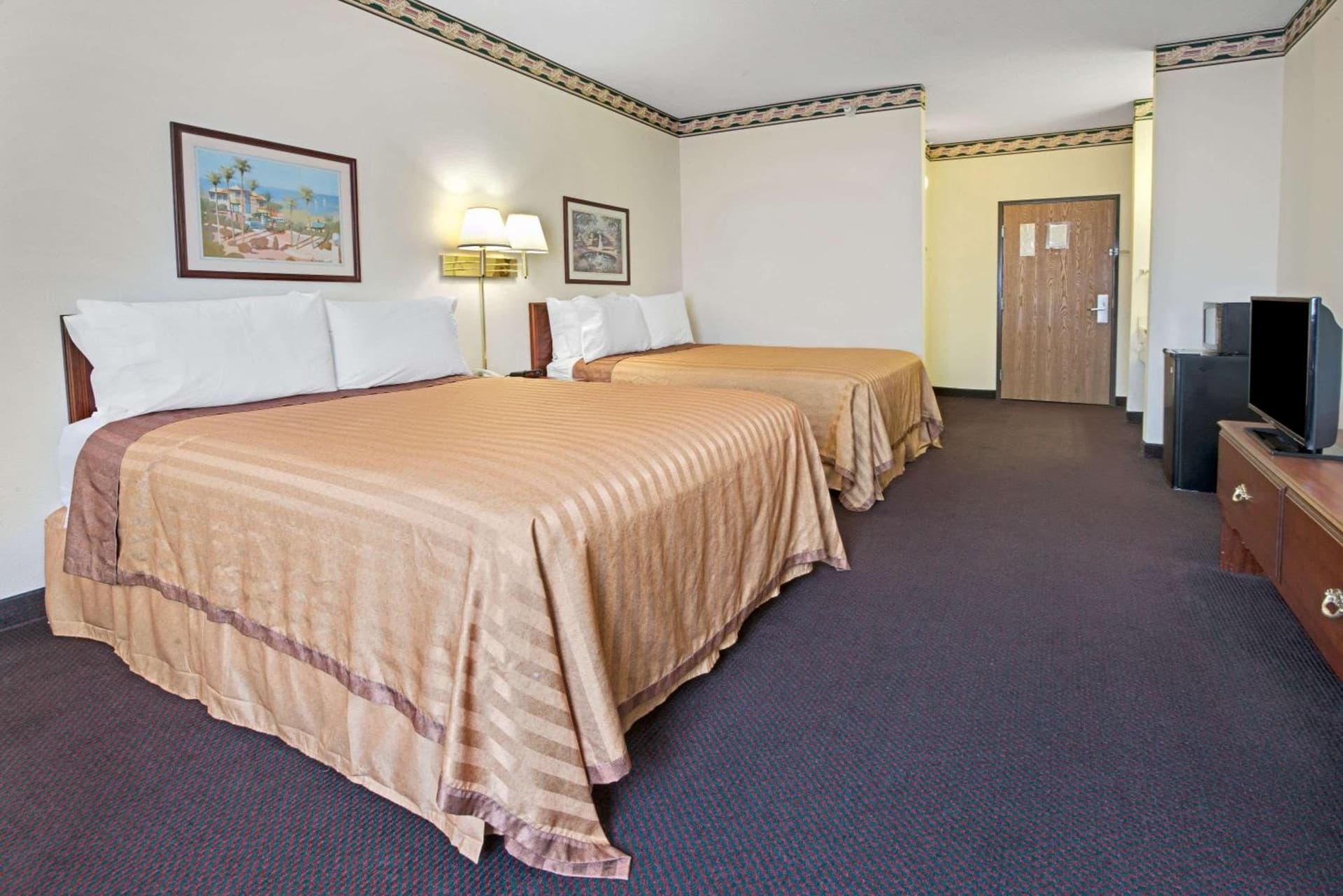 Travelodge by Wyndham St. Louis property views in Berkeley, MO — gallery photo 3