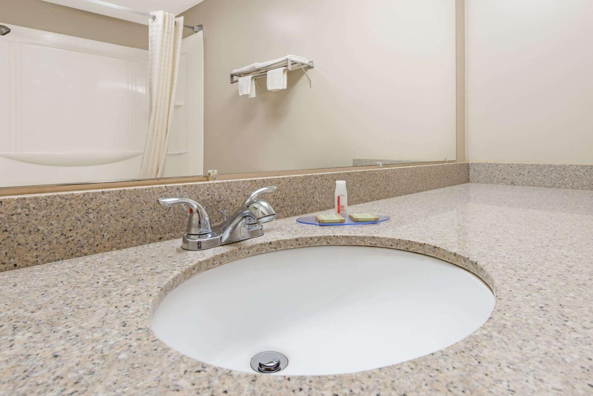 Super 8 by Wyndham Shepherdsville - Louisville South I65 property views in Shepherdsville, KY — gallery photo 3