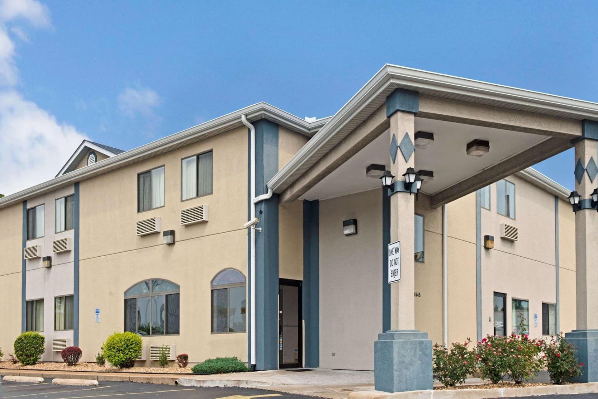 Travelodge by Wyndham St. Louis interior in Berkeley, MO — gallery photo 2