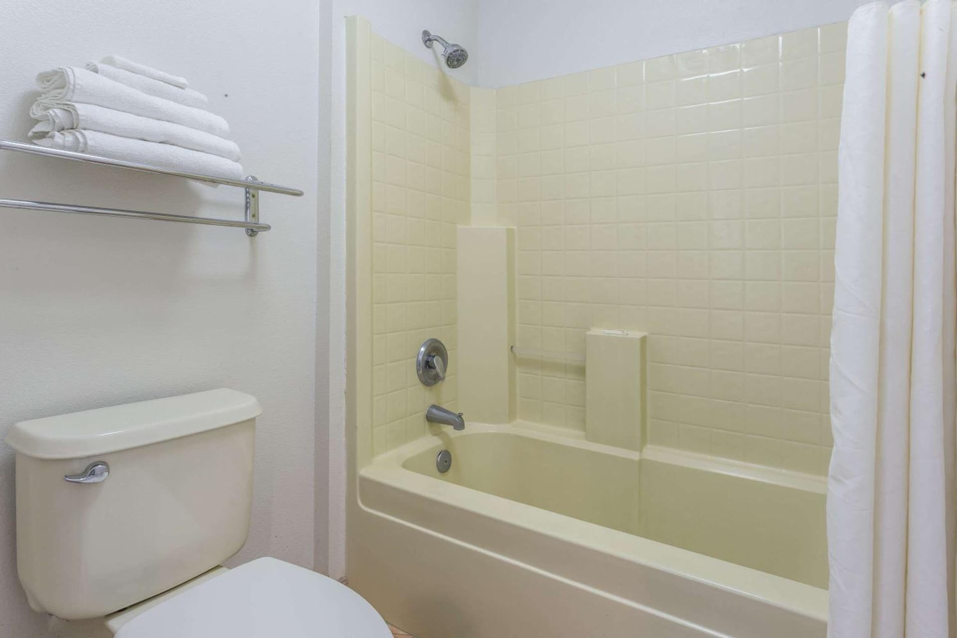 Signature Inn Merced Yosemite Parkway interior in Merced, CA — gallery photo 2