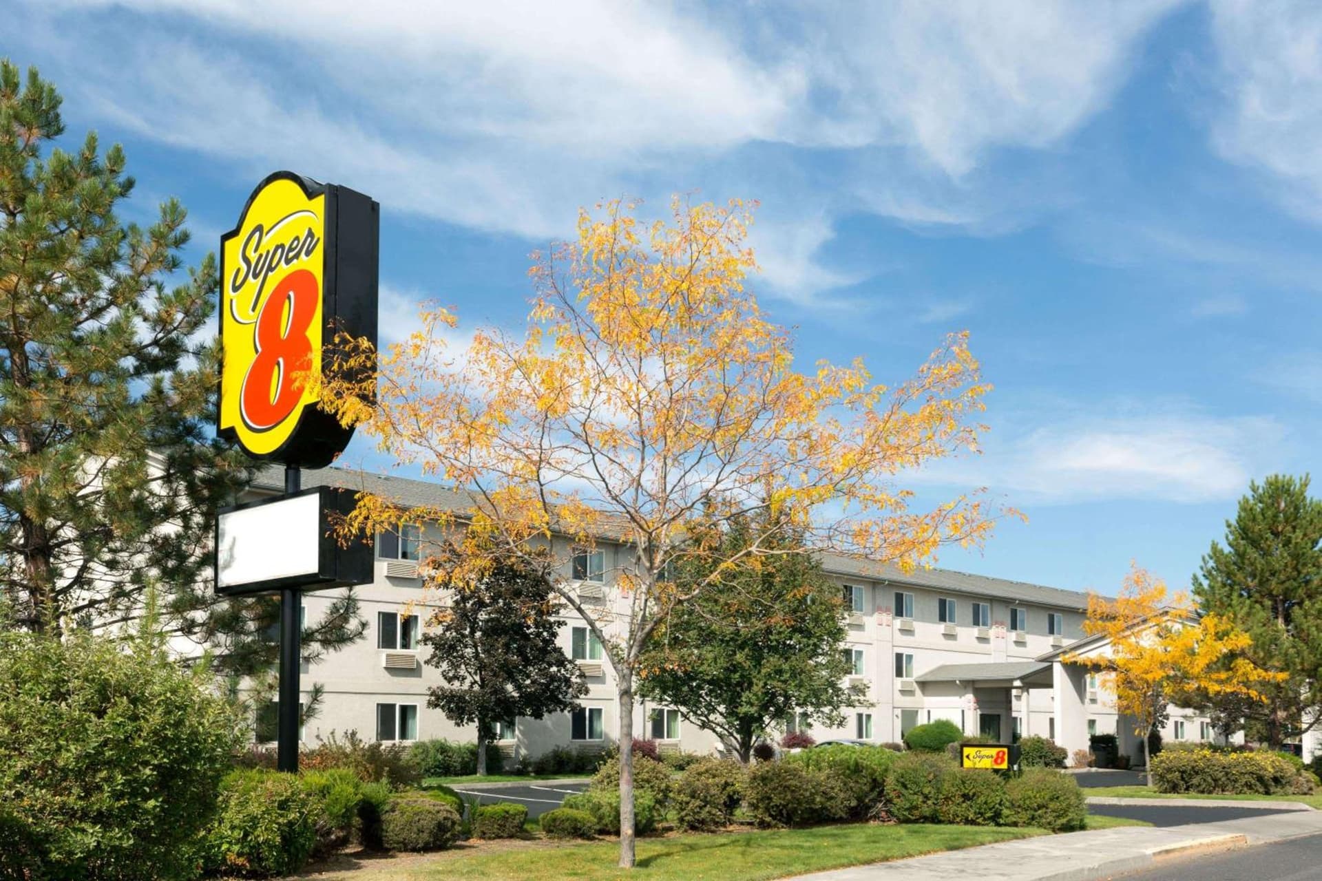 Super 8 by Wyndham Redmond — hotel in Redmond, Oregon