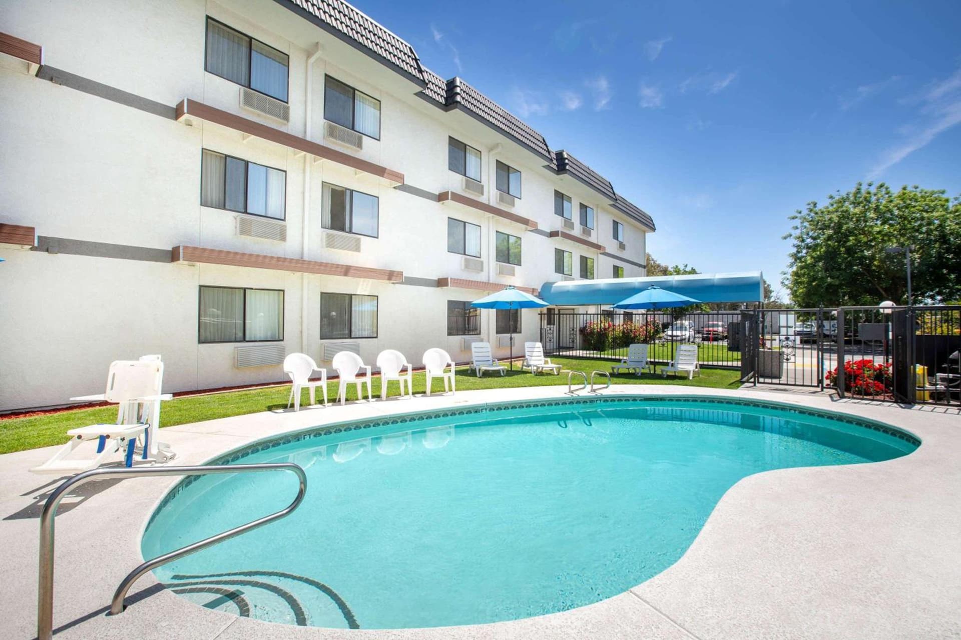 Days Inn by Wyndham Woodland property views in Woodland, CA — gallery photo 3