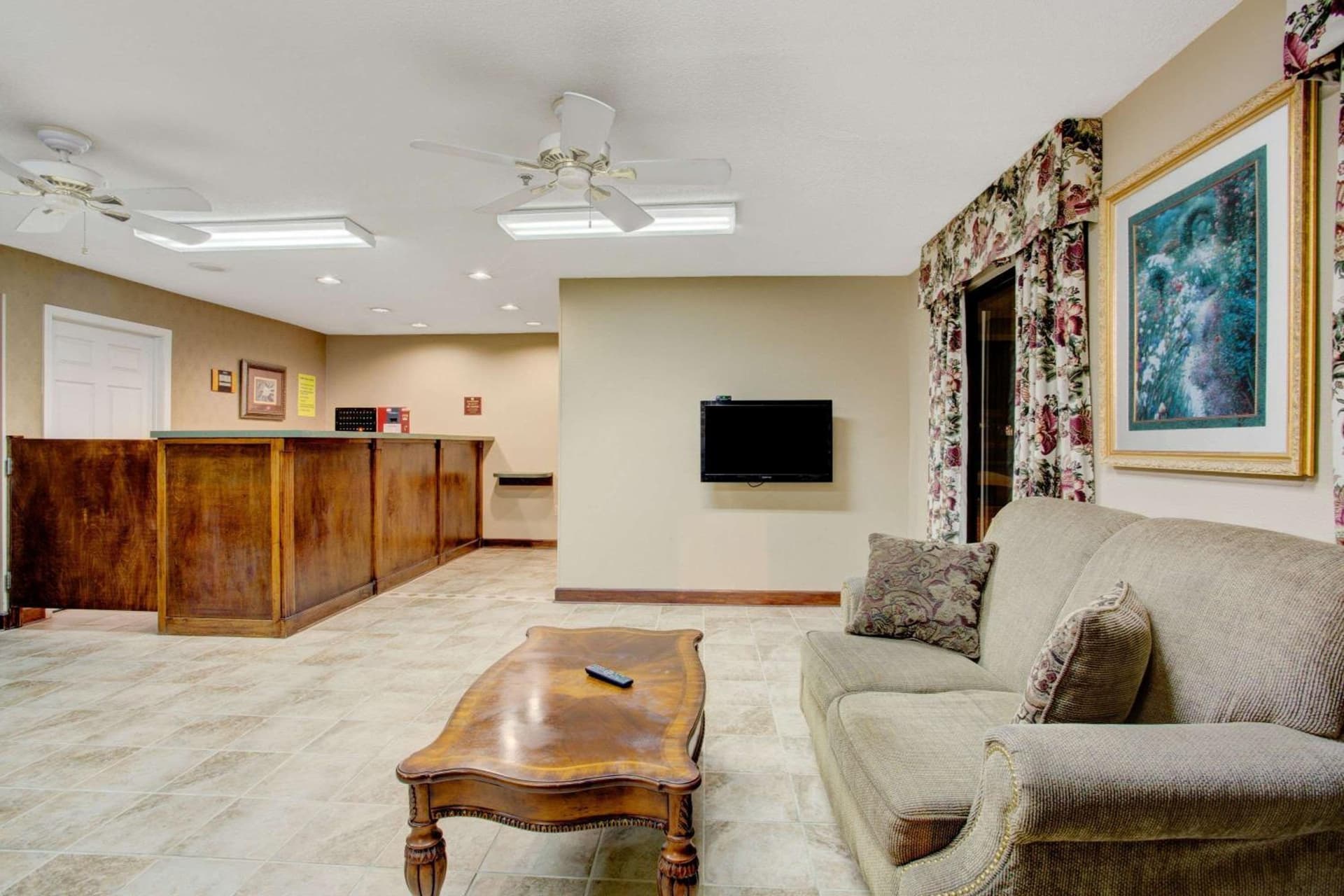 Super 8 by Wyndham Booneville interior in Booneville, MS — gallery photo 2