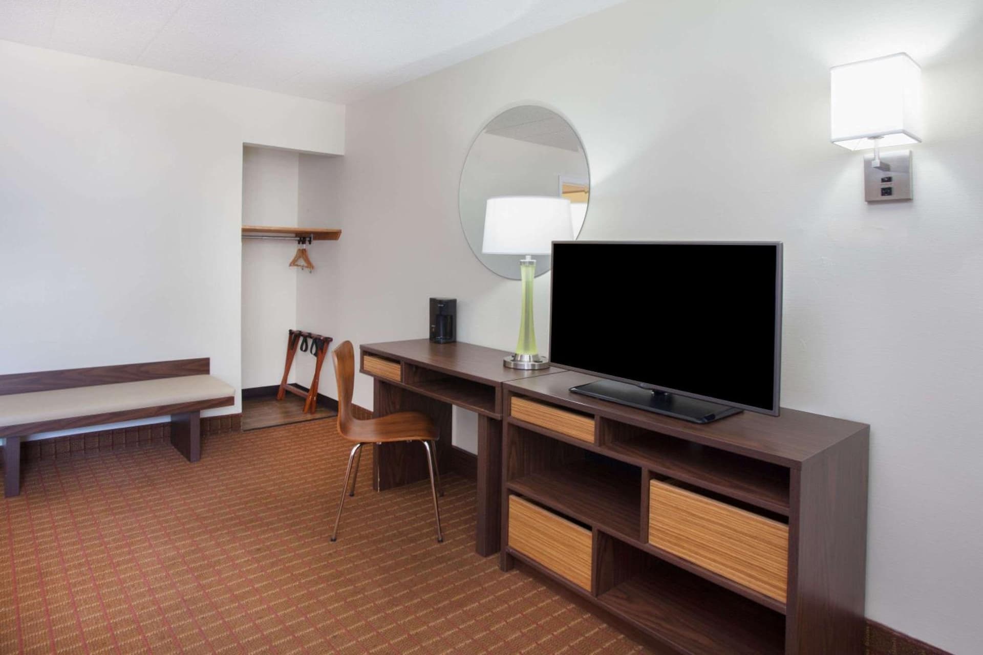 Super 8 by Wyndham Chicago/Rosemont/O'Hare/SE property views in River Grove, IL — gallery photo 3