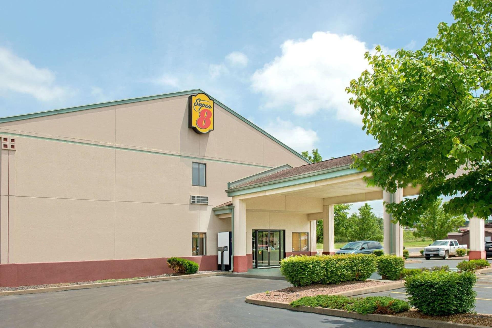 Super 8 by Wyndham Bonne Terre interior in Bonne Terre, MO — gallery photo 2