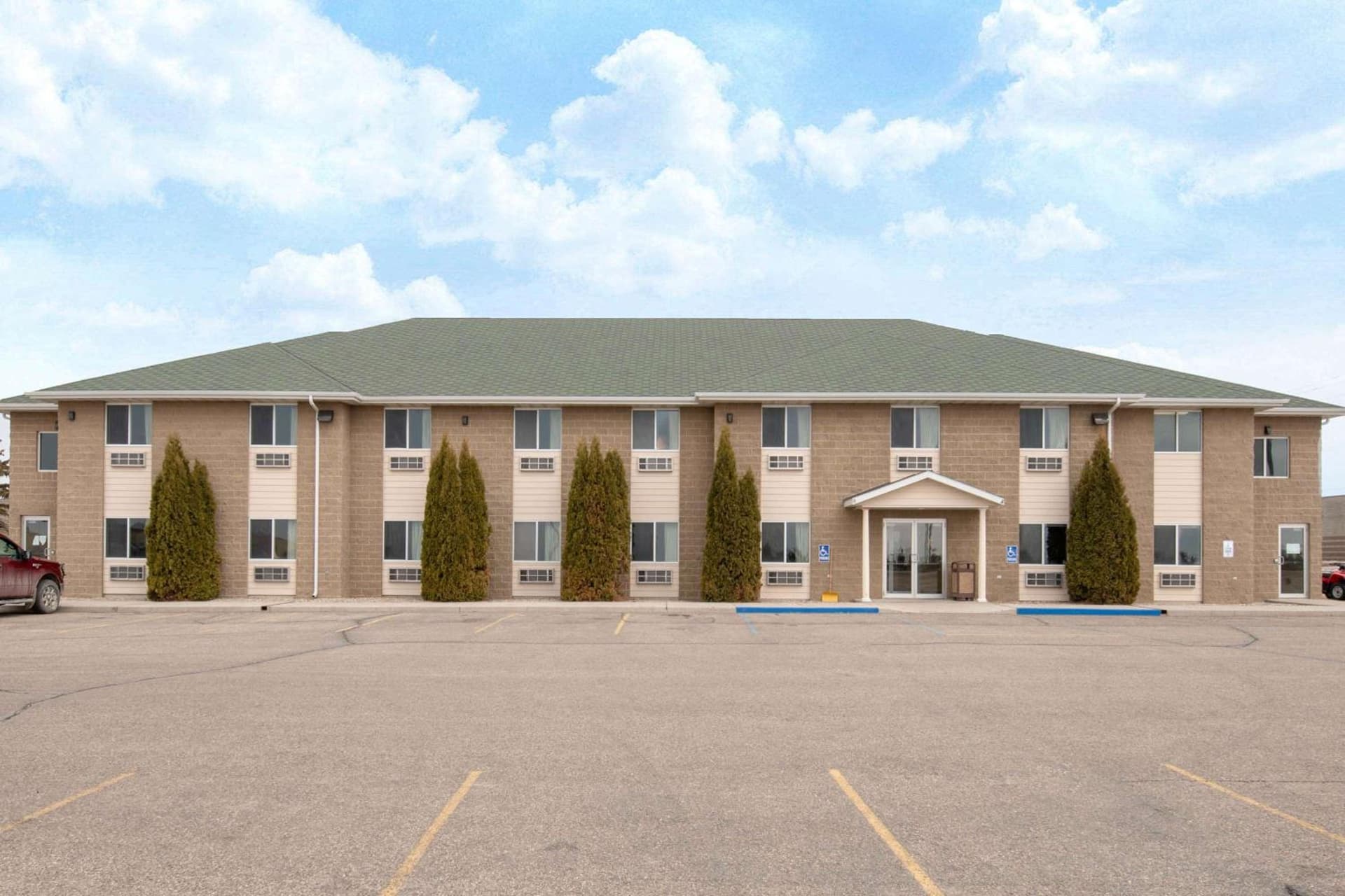 Four Seasons Inn featured exterior or lobby in Bottineau, ND — similar hotel