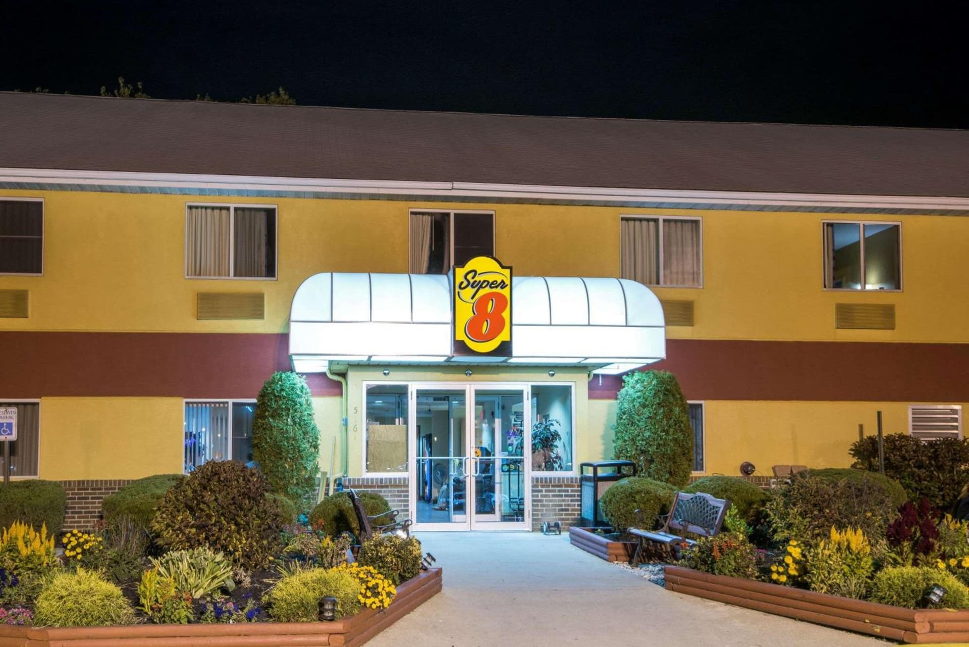 Super 8 by Wyndham Medina interior in Medina, OH — gallery photo 2