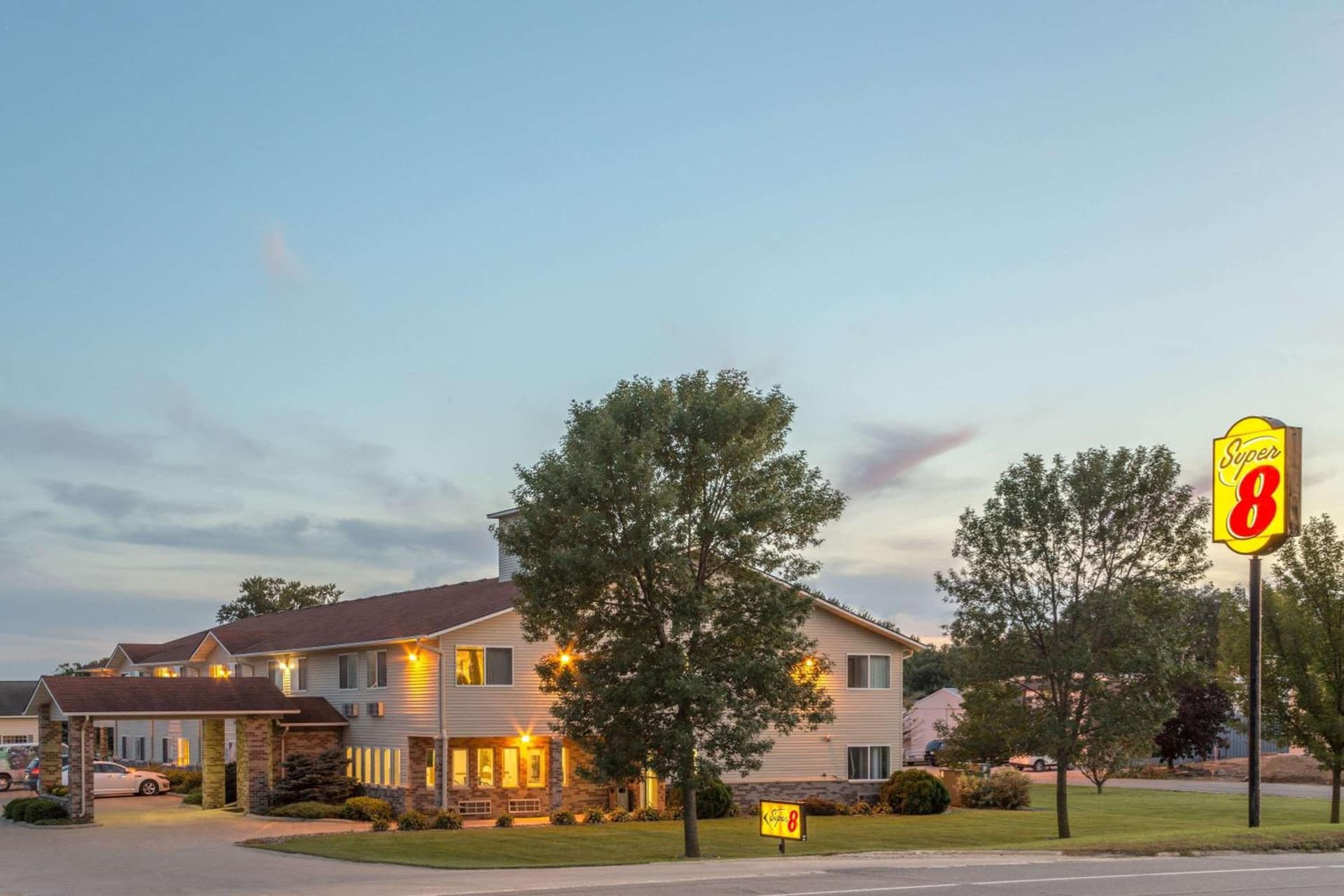 Super 8 by Wyndham Cresco IA interior in Cresco, IA — gallery photo 2