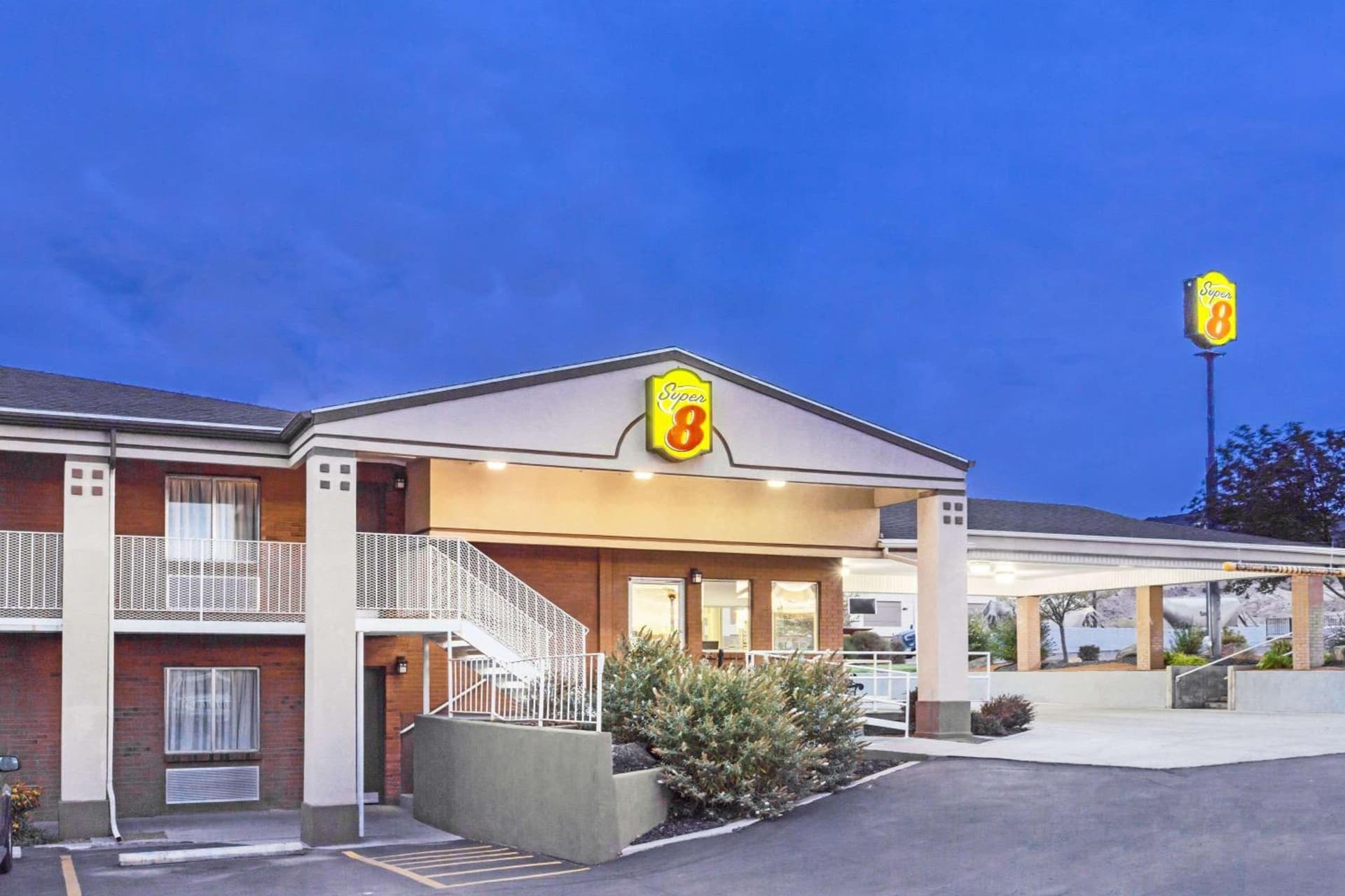 Super 8 by Wyndham Salina/Scenic Hills Area interior in Salina, UT — gallery photo 2