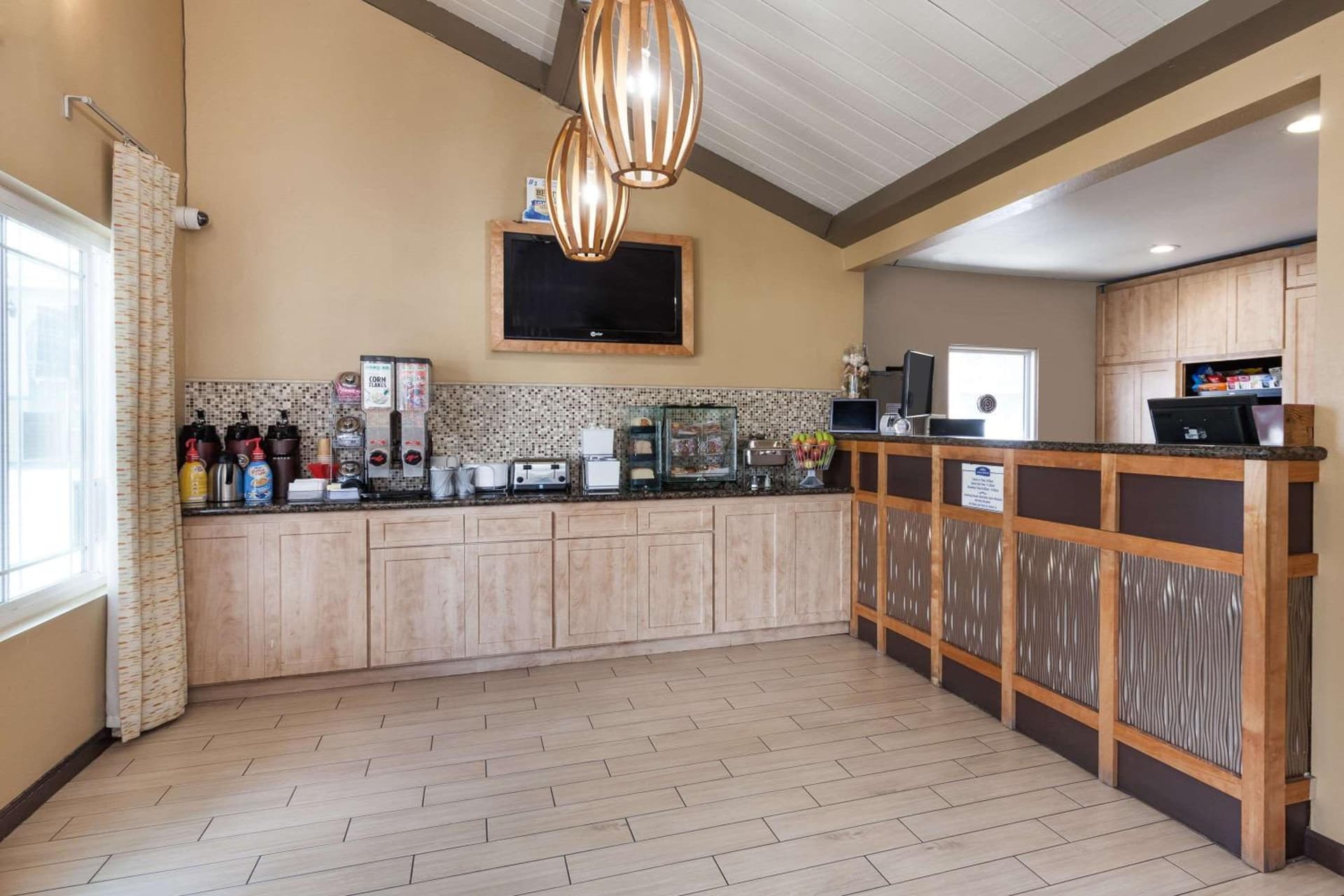 Howard Johnson by Wyndham National City/San Diego South interior in National City, CA — gallery photo 2