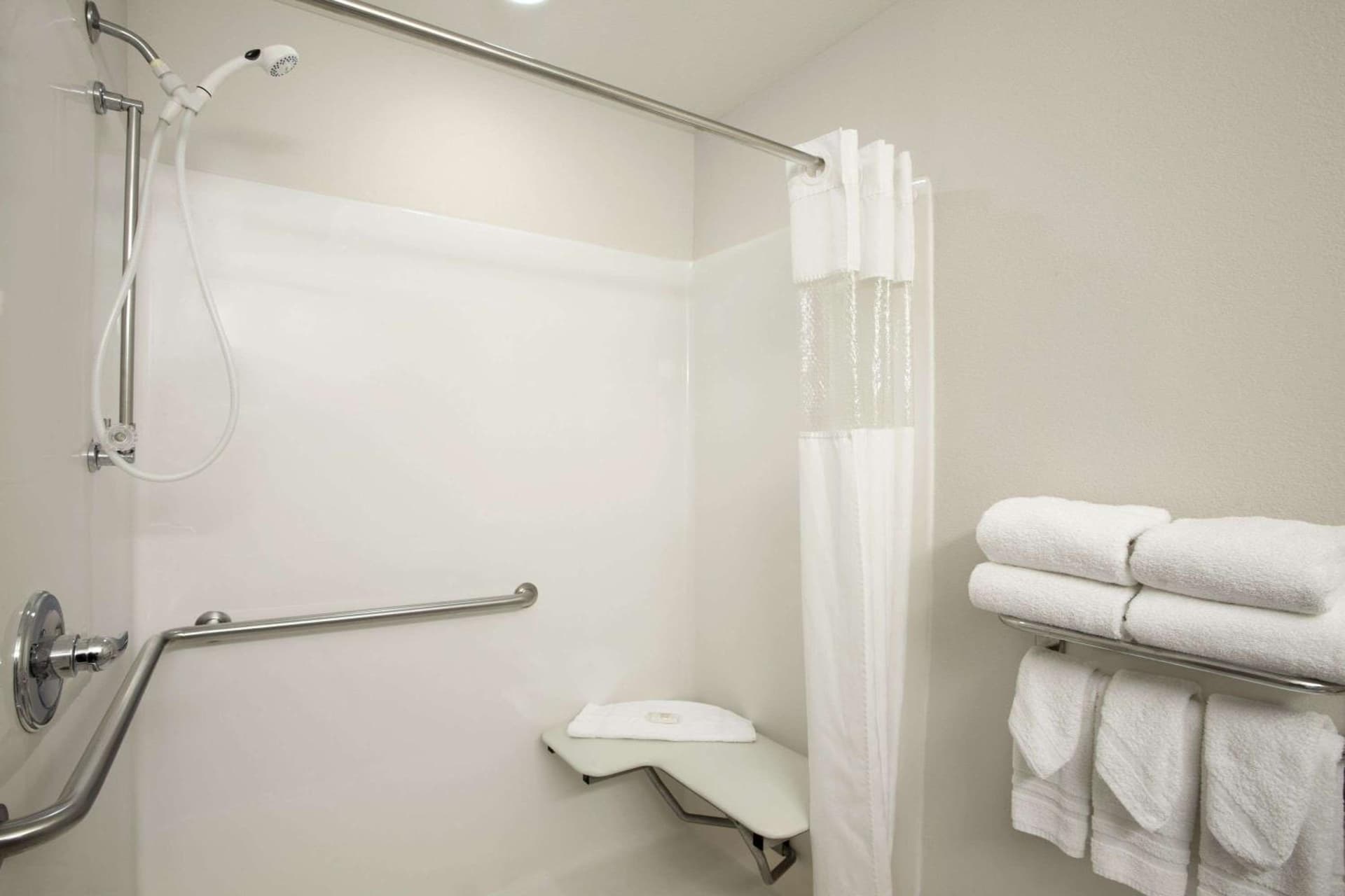 Ramada Limited by Wyndham, Bloomington I-55 & I-74 IL gallery photo in Bloomington, IL — image 6