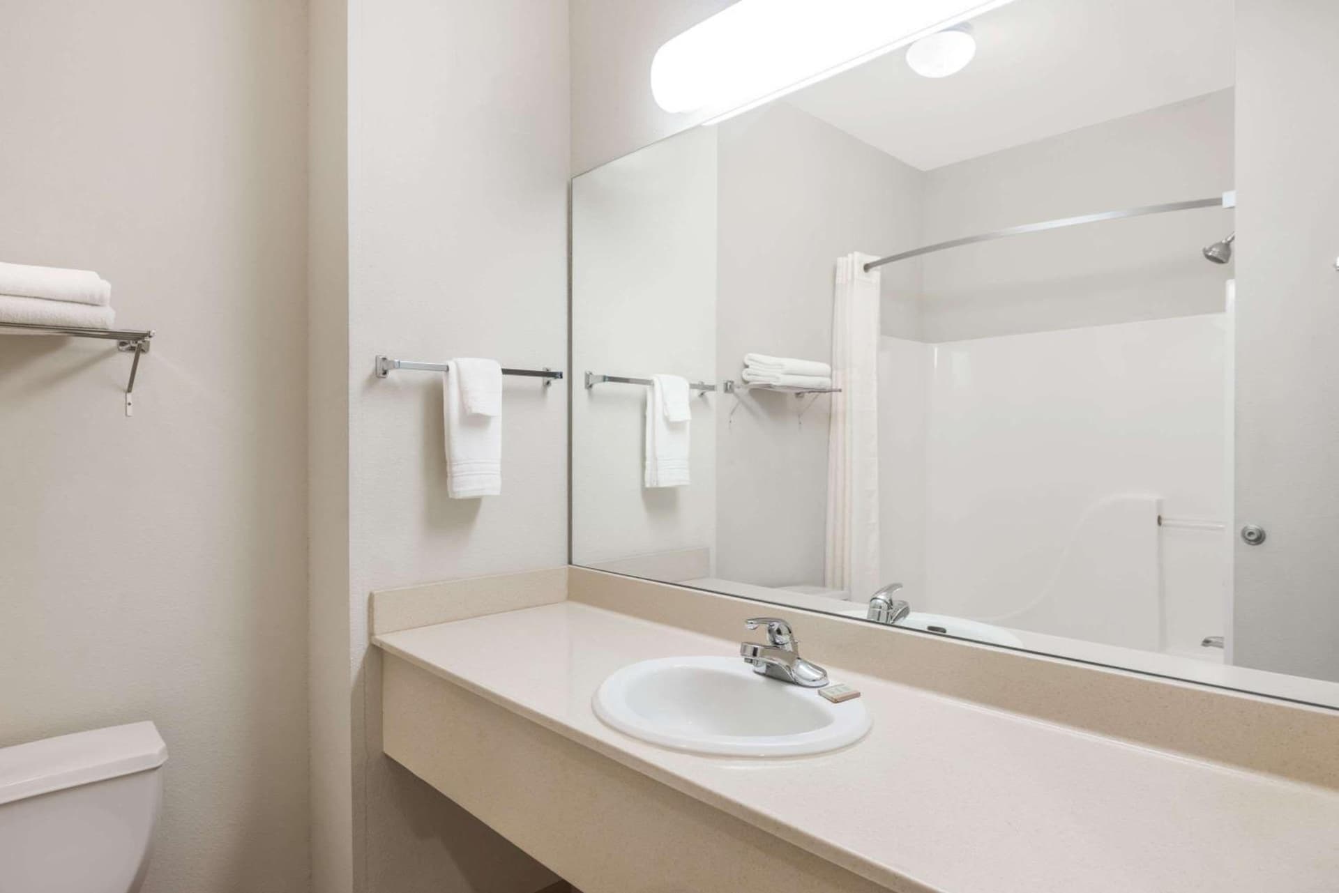 Super 8 by Wyndham Columbia East gallery photo in Columbia, MO — image 15
