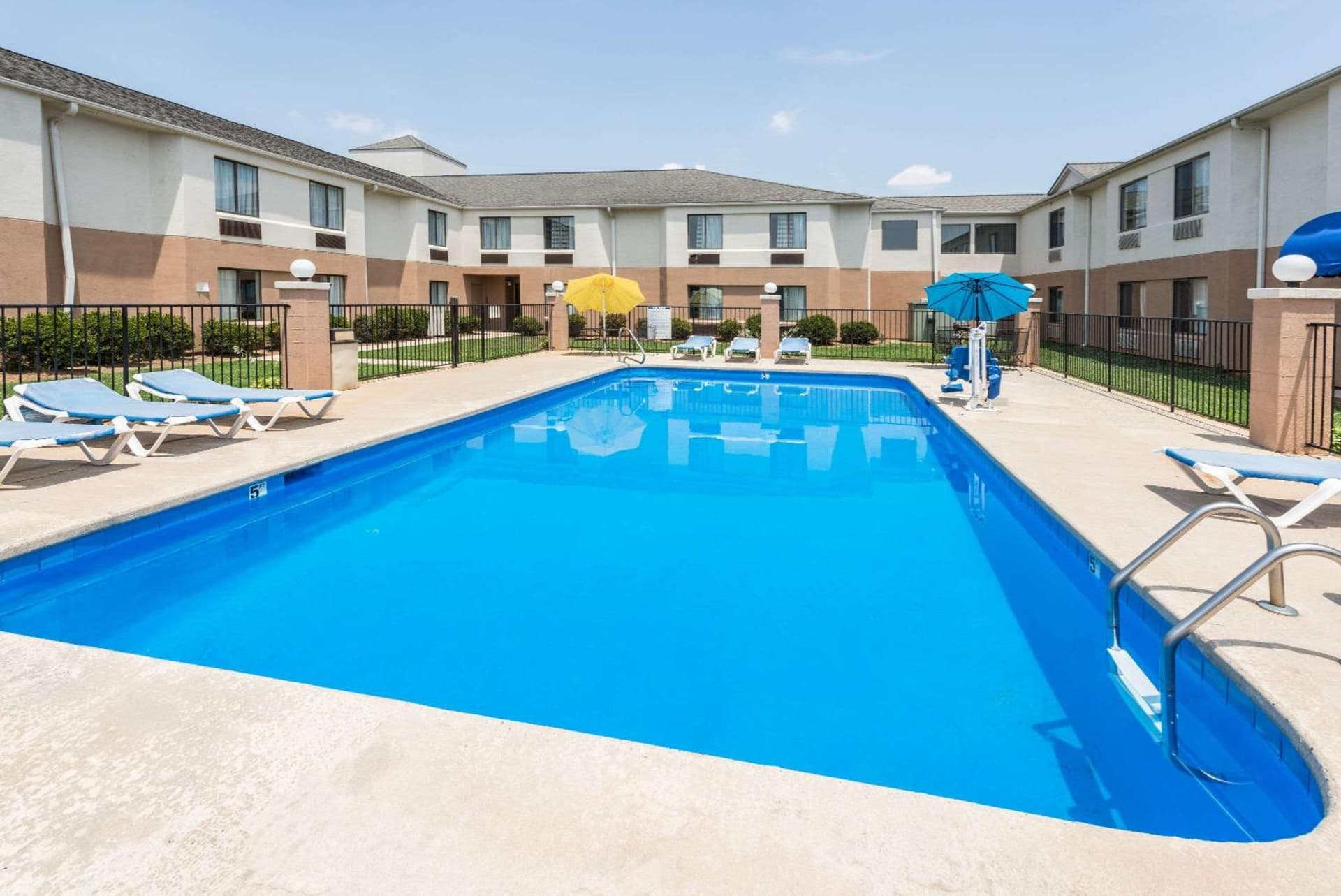 Days Inn by Wyndham Yadkinville property views in Yadkinville, NC — gallery photo 3