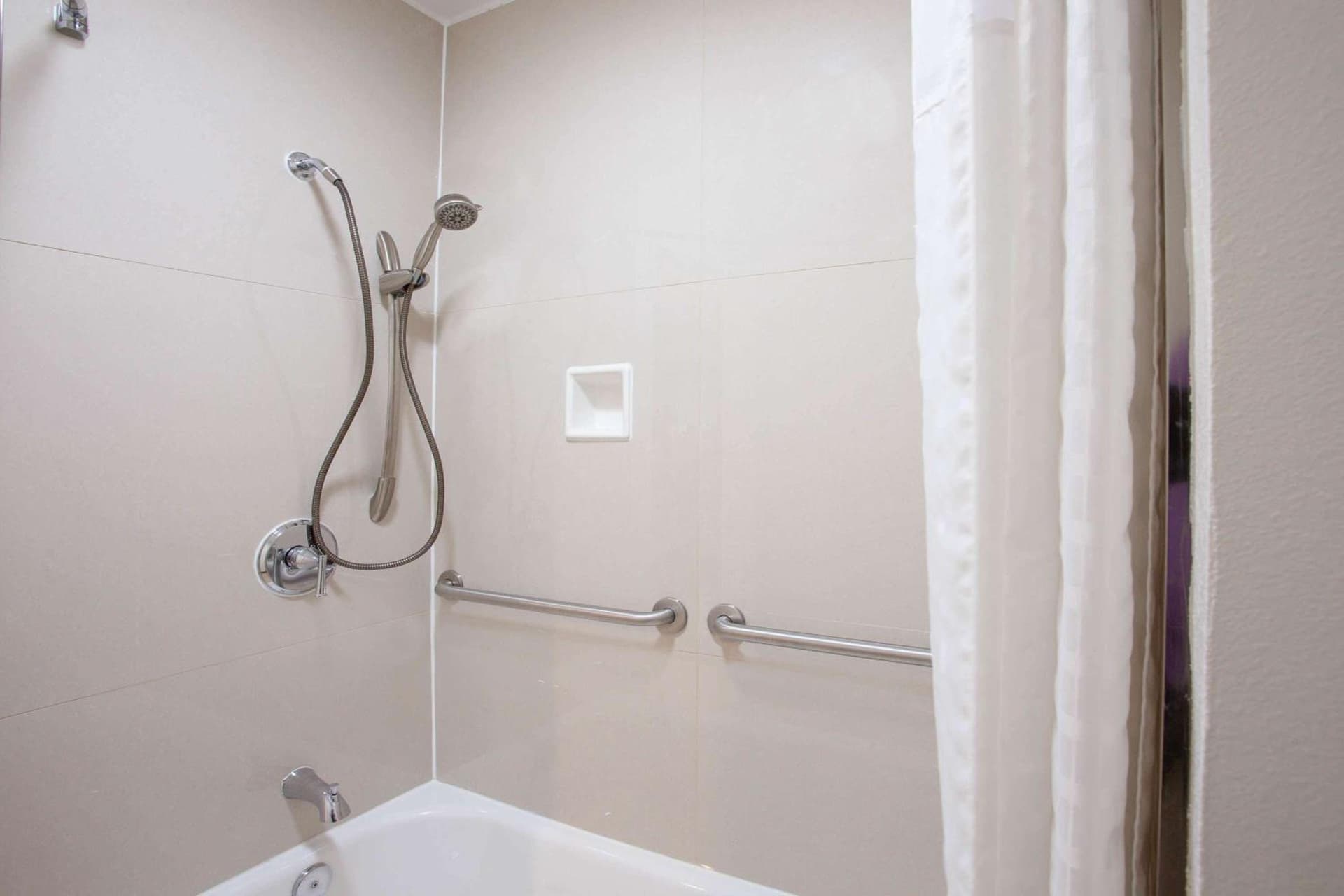 Travelodge Inn & Suites by Wyndham Anaheim on Disneyland Dr gallery photo in Anaheim, CA — image 4