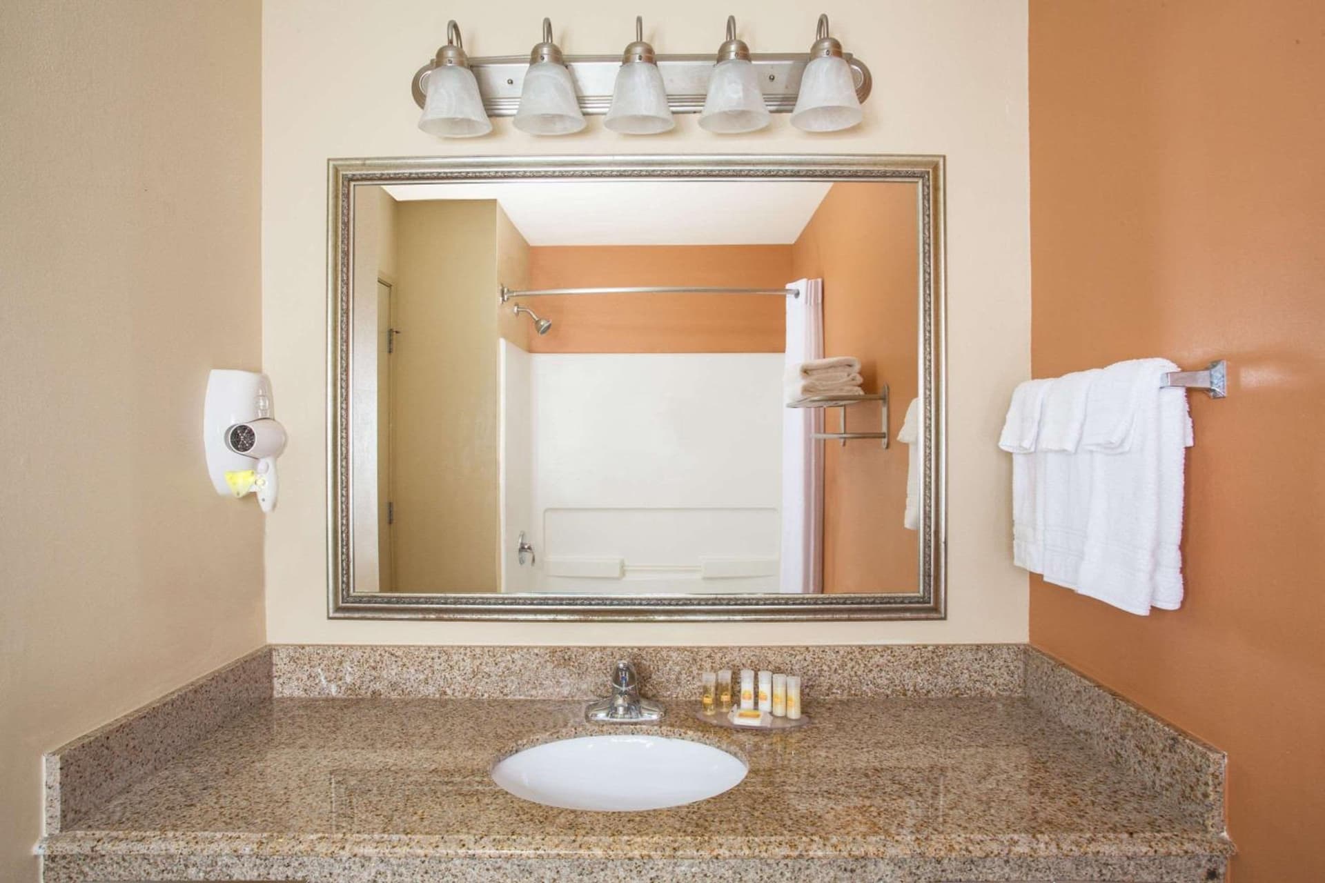 Days Inn & Suites by Wyndham Thibodaux gallery photo in Thibodaux, LA — image 36