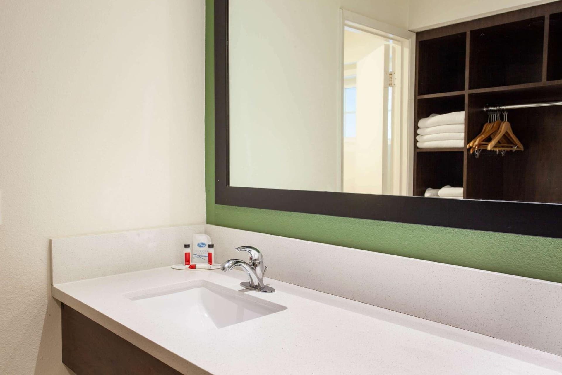 Travelodge Inn & Suites by Wyndham Anaheim on Disneyland Dr gallery photo in Anaheim, CA — image 24