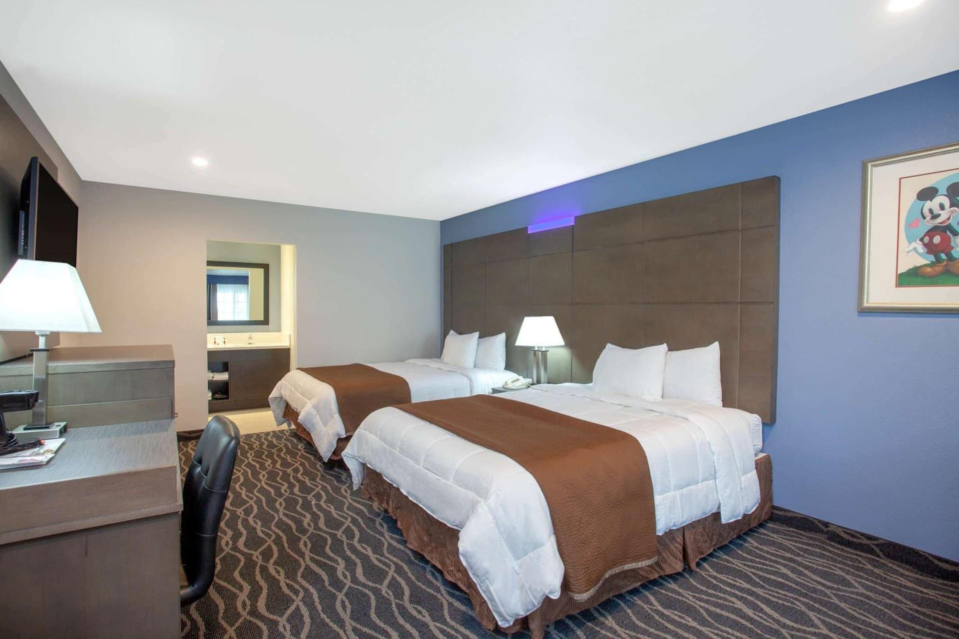 Travelodge Inn & Suites by Wyndham Anaheim on Disneyland Dr gallery photo in Anaheim, CA — image 8