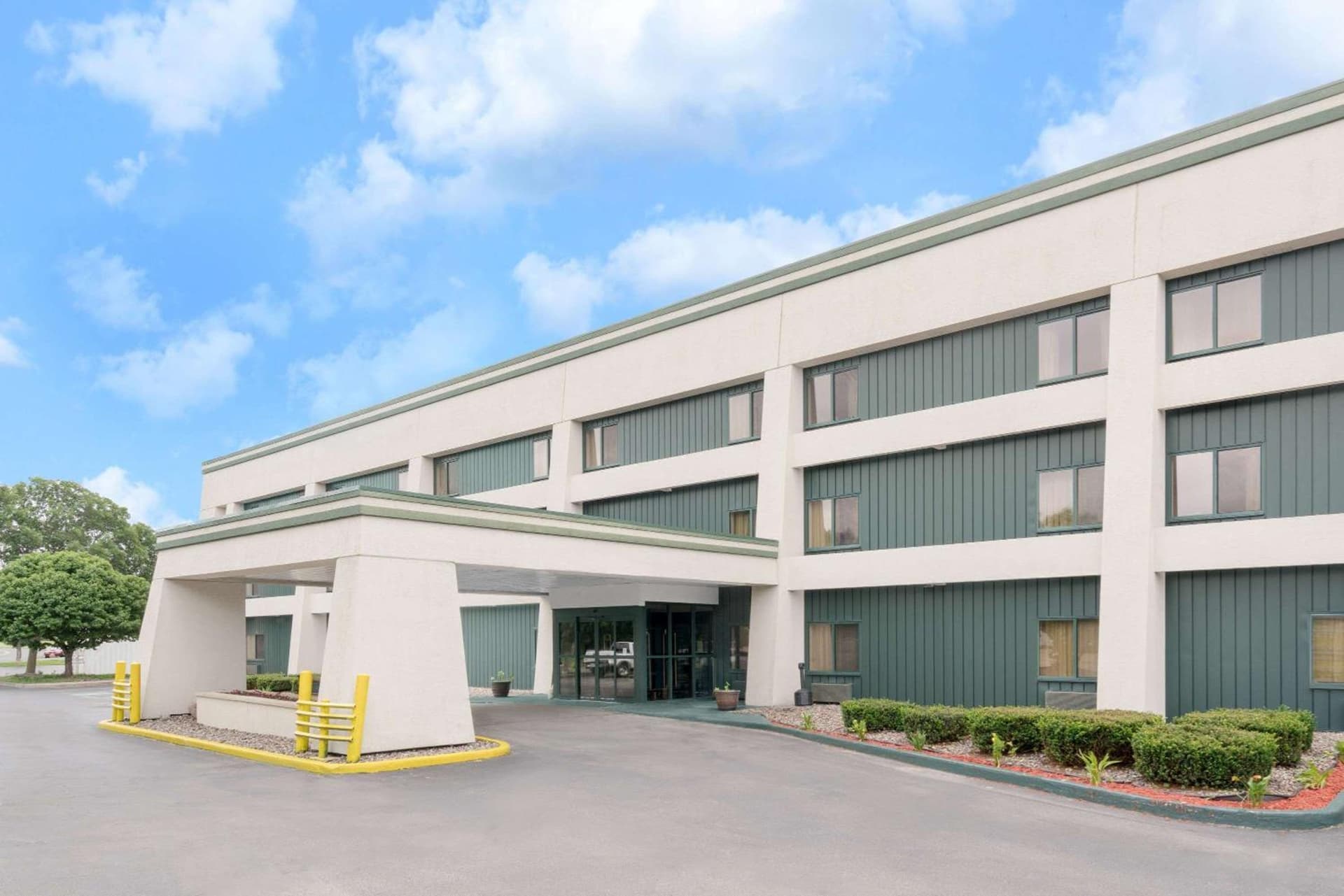 Baymont by Wyndham La Crosse/Onalaska featured exterior or lobby in Onalaska, WI — similar hotel
